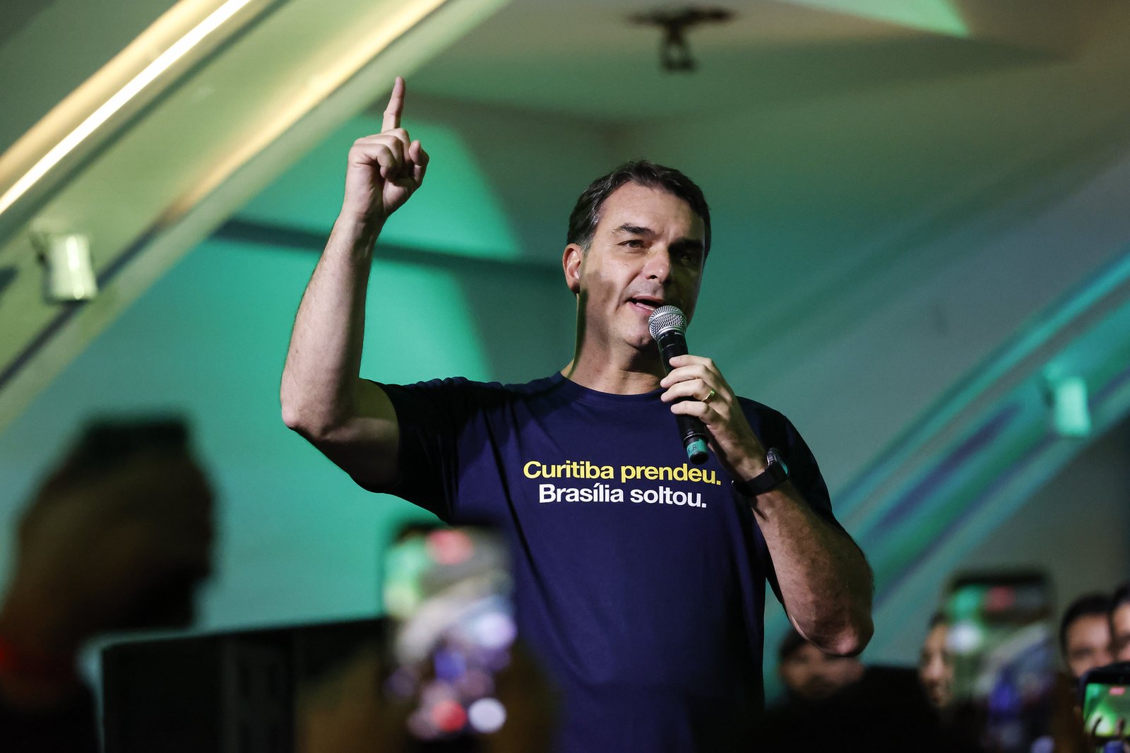 Camisetas de Flávio Bolsonaro: mensagens que ressoam nas viagens pelo Brasil