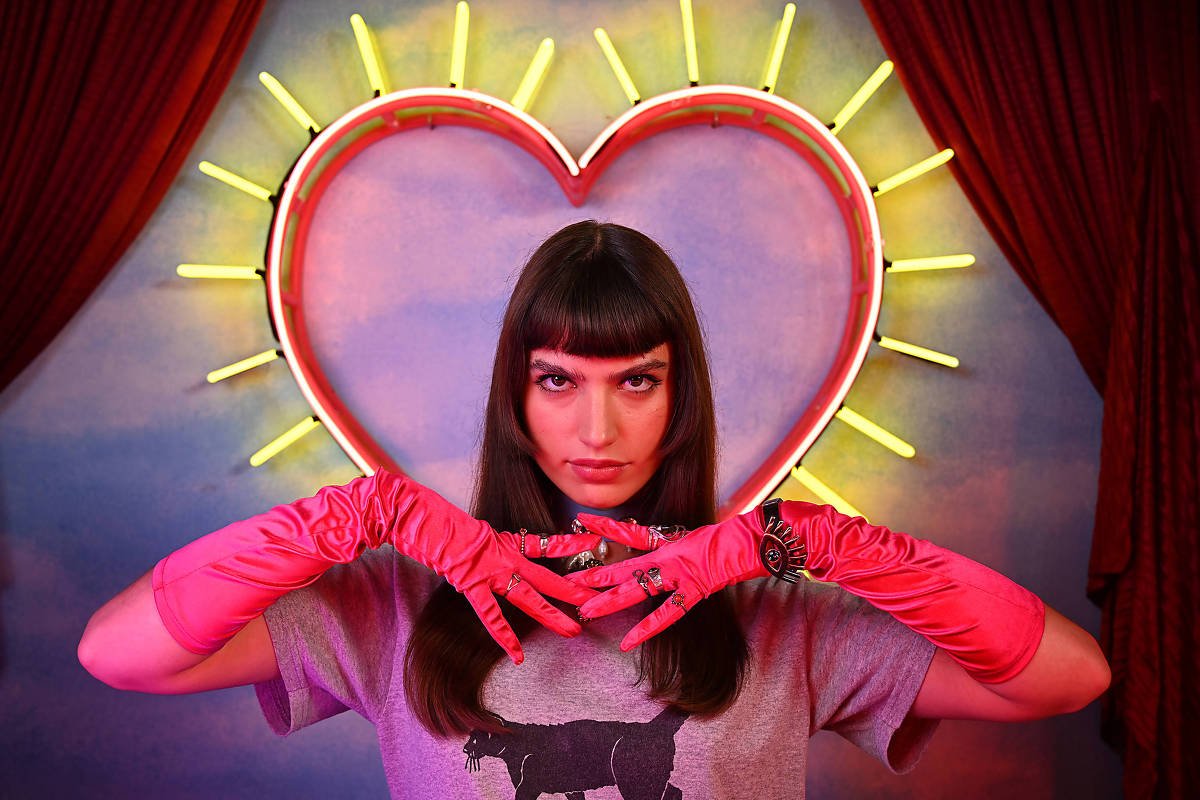 Giovanna Grigio brilha como bruxa pop em comédia romântica sobre amores perdidos