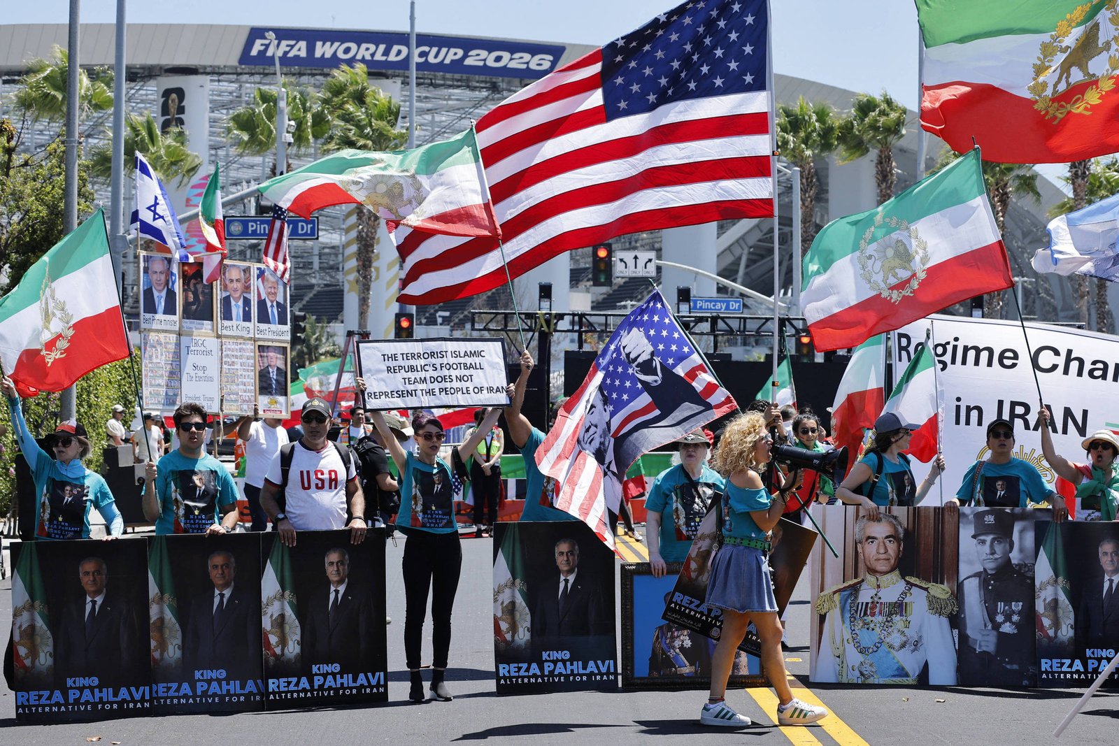 Iranianos em Los Angeles protestam contra seleção na Copa do Mundo