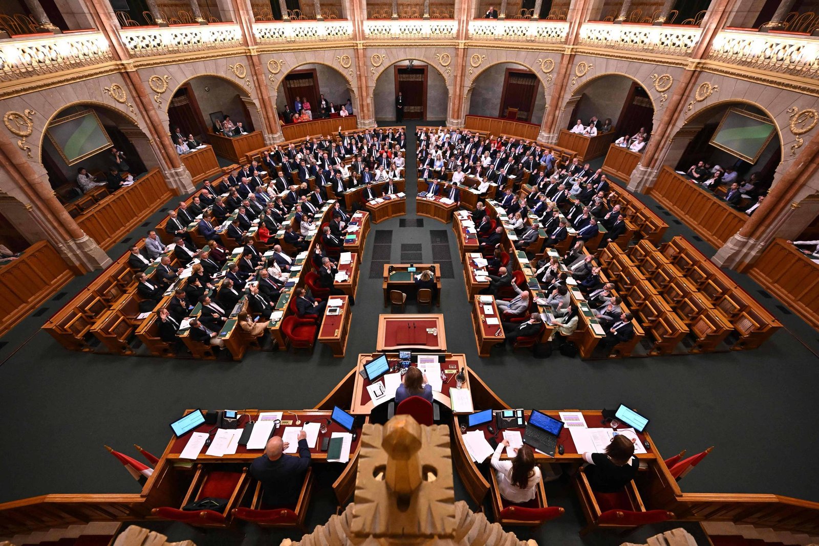 Parlamento da Hungria aprova limite de 8 anos para mandatos de primeiros-ministros