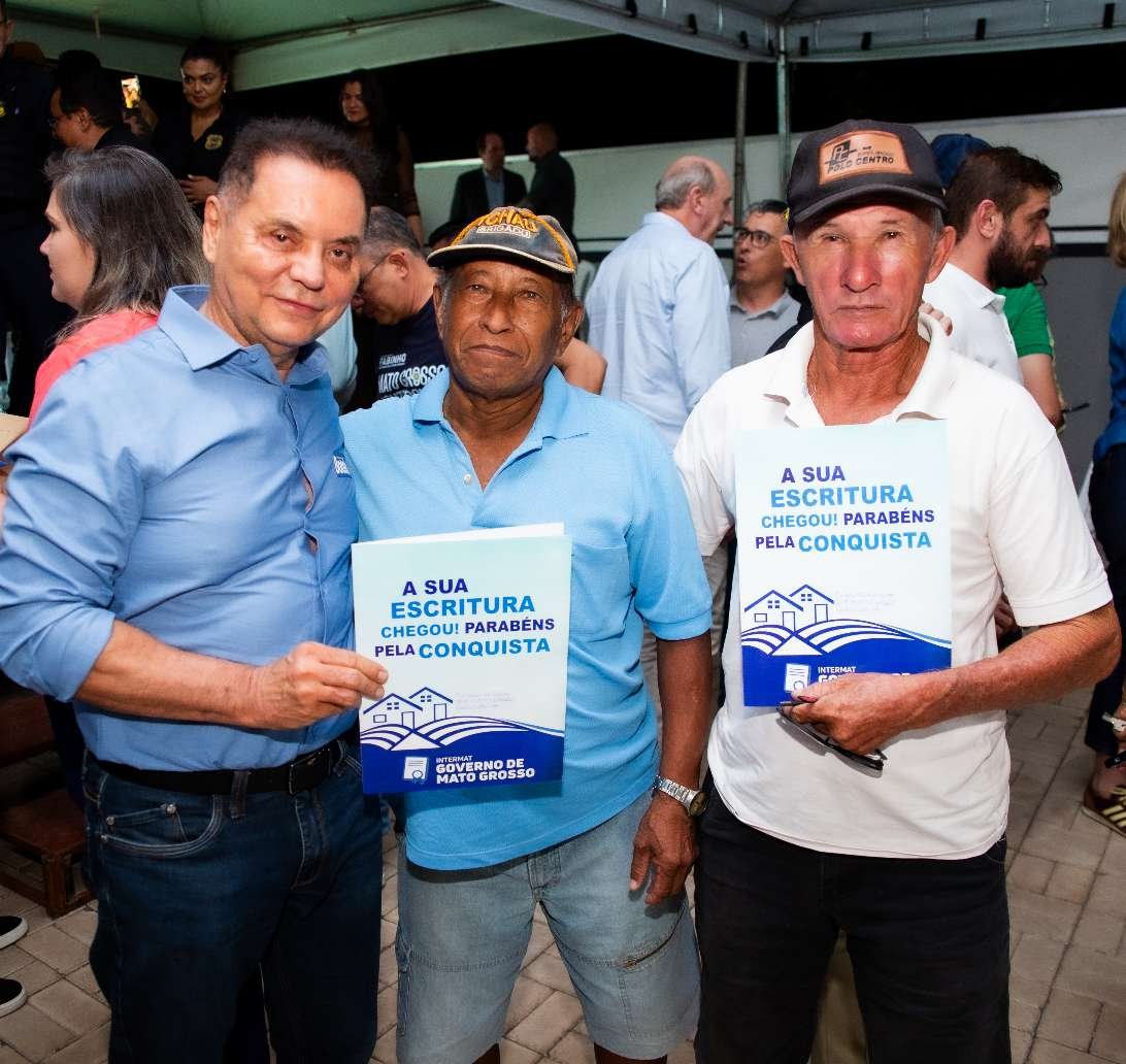 Eduardo Botelho entrega 190 escrituras e inaugura delegacias em Nobres e Rosário Oeste