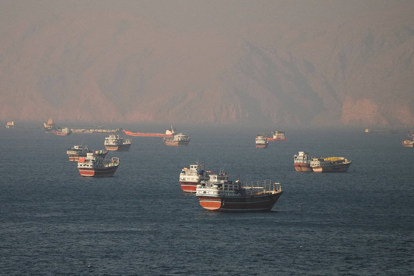 Empresas de transporte marítimo adotam cautela antes de retornar ao estreito de Hormuz