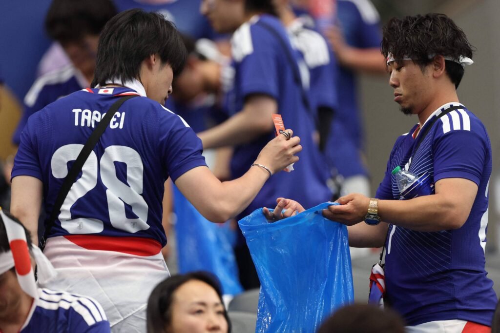 Torcedores japoneses mantêm tradição e limpam estádio após empate com a Holanda na Copa do Mundo