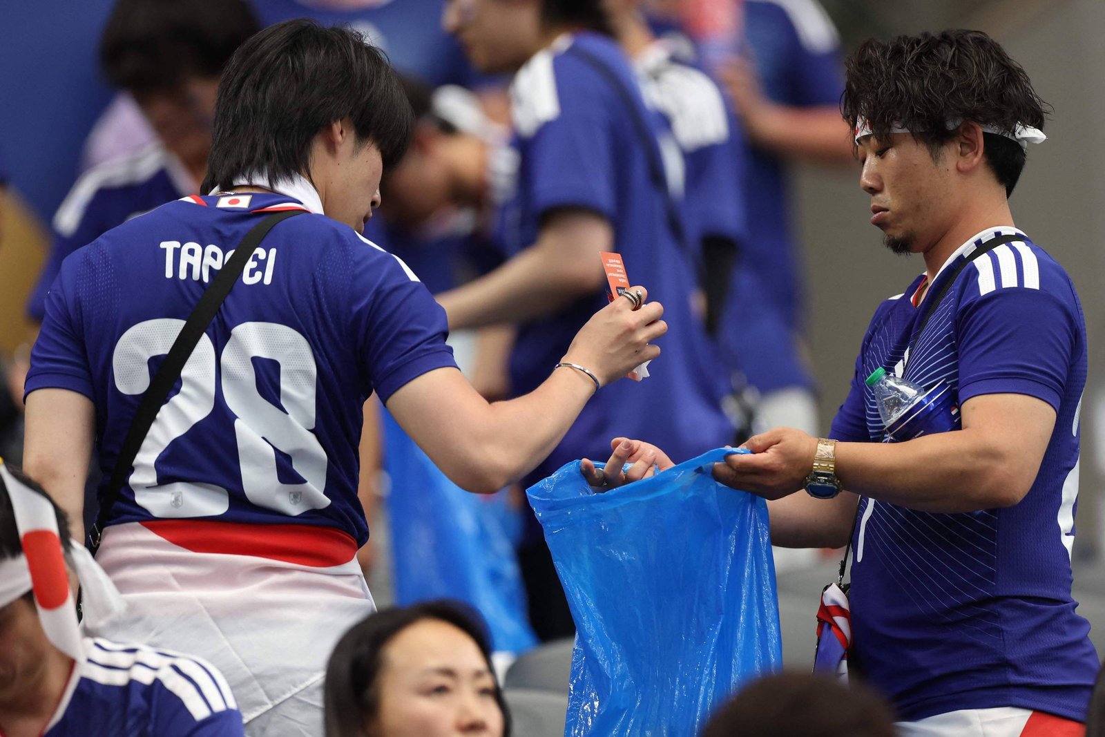 Torcedores japoneses mantêm tradição e limpam estádio após empate com a Holanda na Copa do Mundo