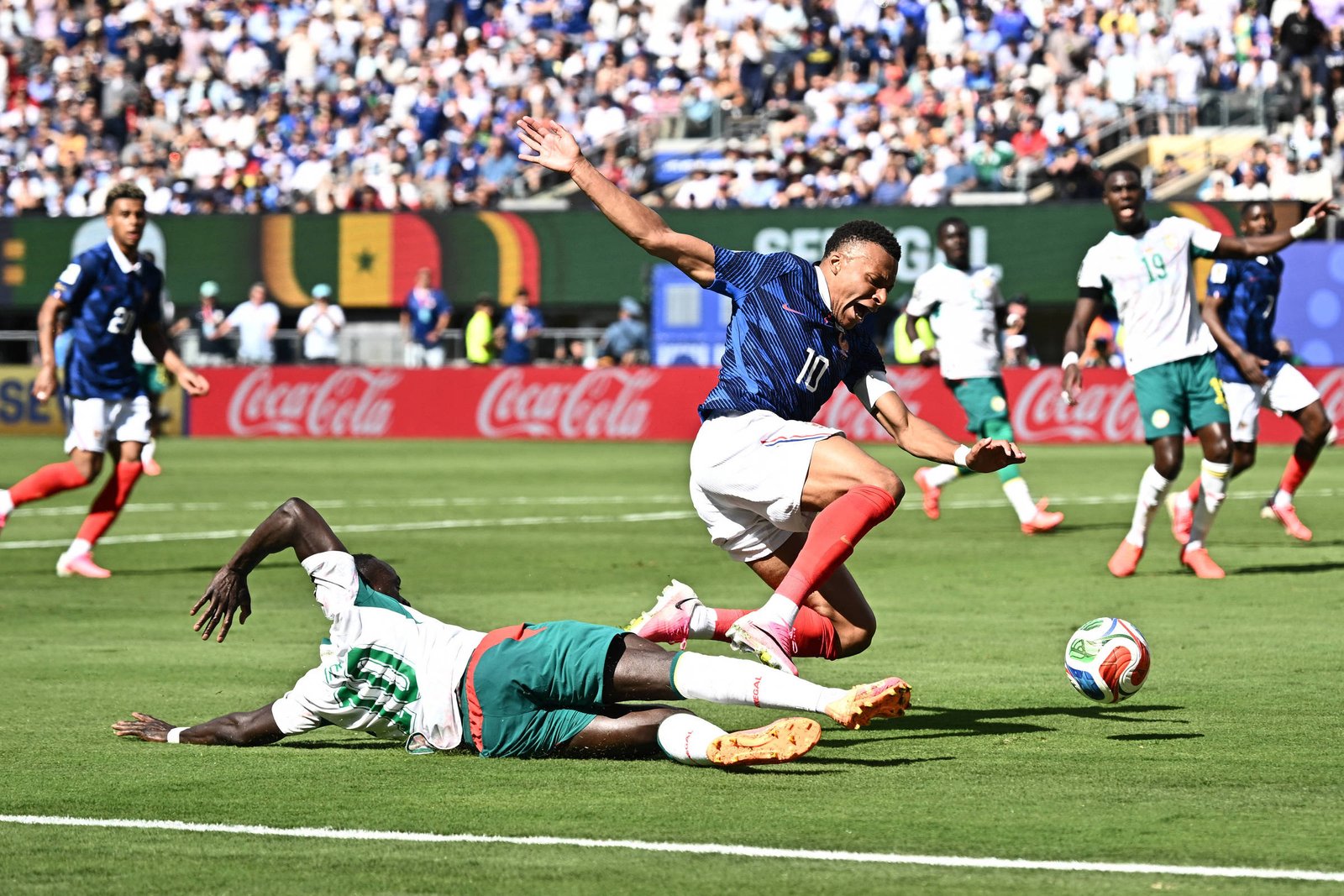 Revisão do VAR: lance polêmico entre Mané e Mbappé na Copa do Mundo