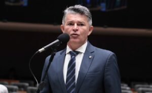 Deputado José Medeiros solicita investigação da PF sobre influência de facções no setor público