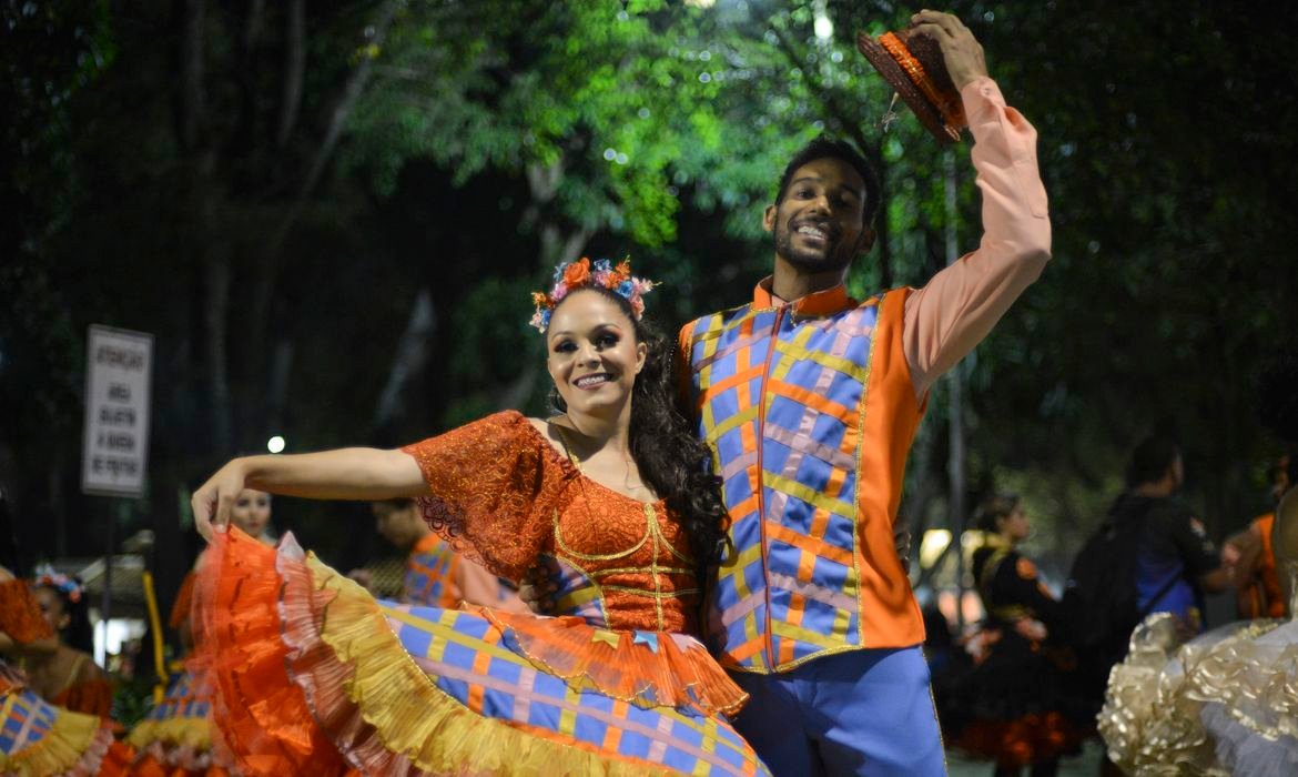 A evolução do estilo junino na era digital e as novas tendências de moda