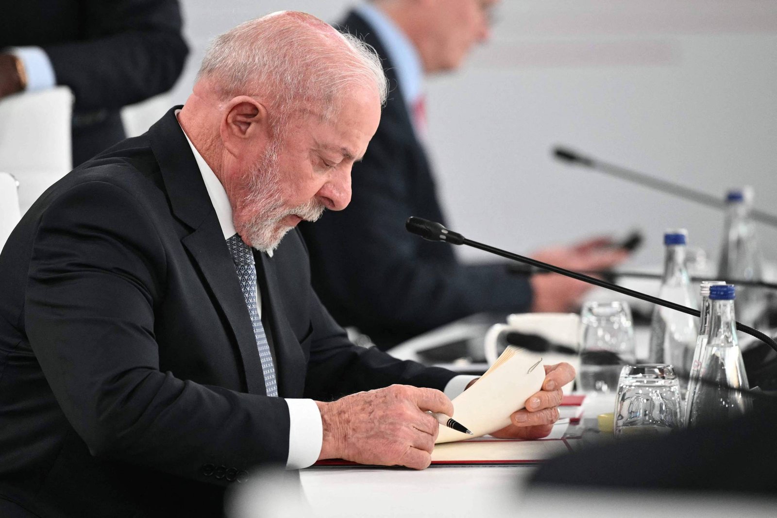 G7 conclui cúpula de Évian com adesão parcial do Brasil a documentos