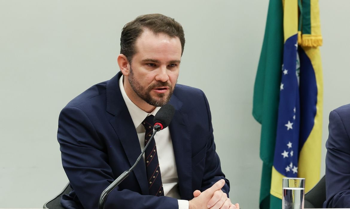 Ministro Dario Durigan critica PEC que confere autonomia ao Banco Central por criar novo poder