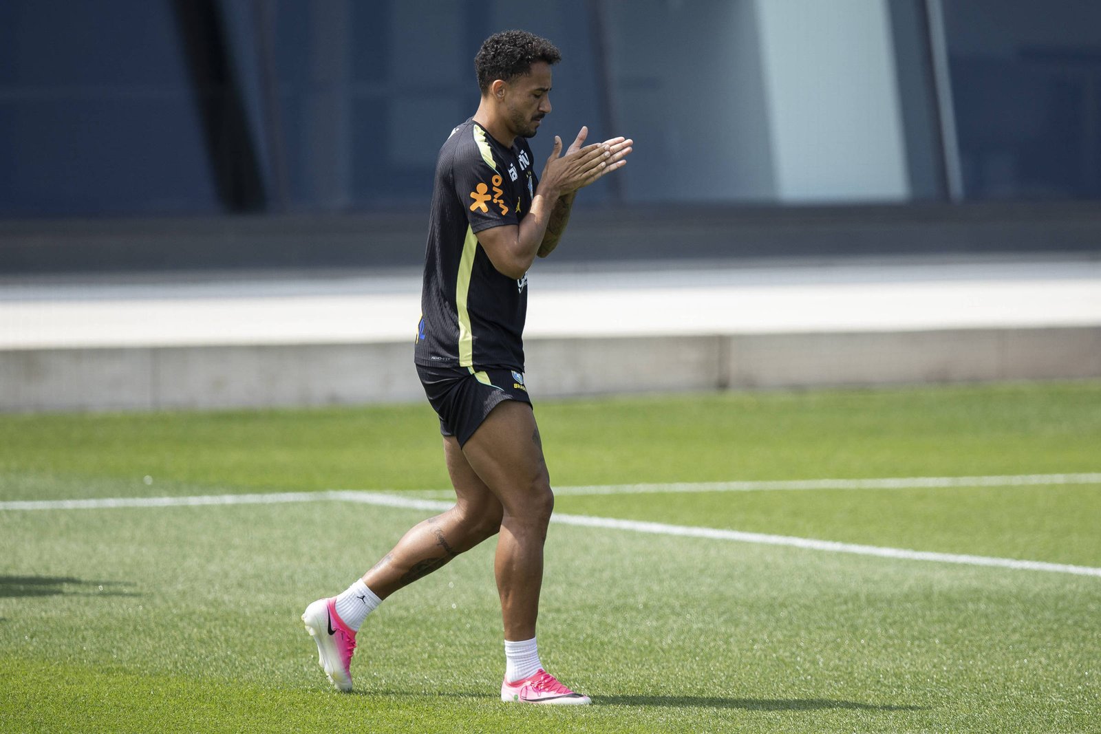 Danilo admite que Brasil está atrás de rivais na formação da equipe