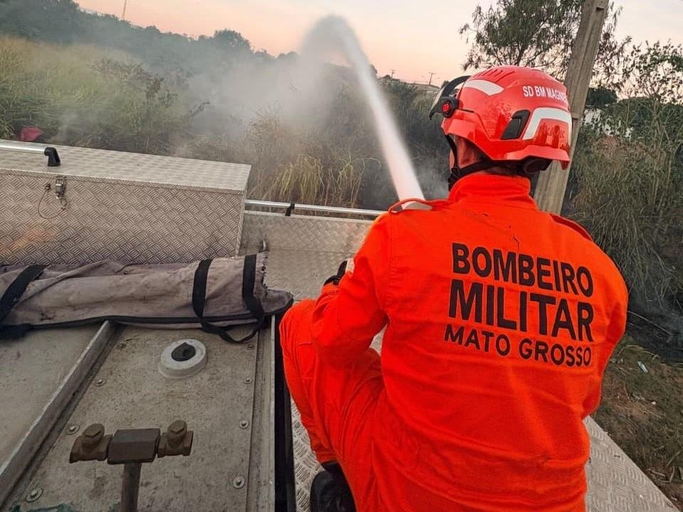 Bombeiros combatem incêndio em vegetação em Campo Verde