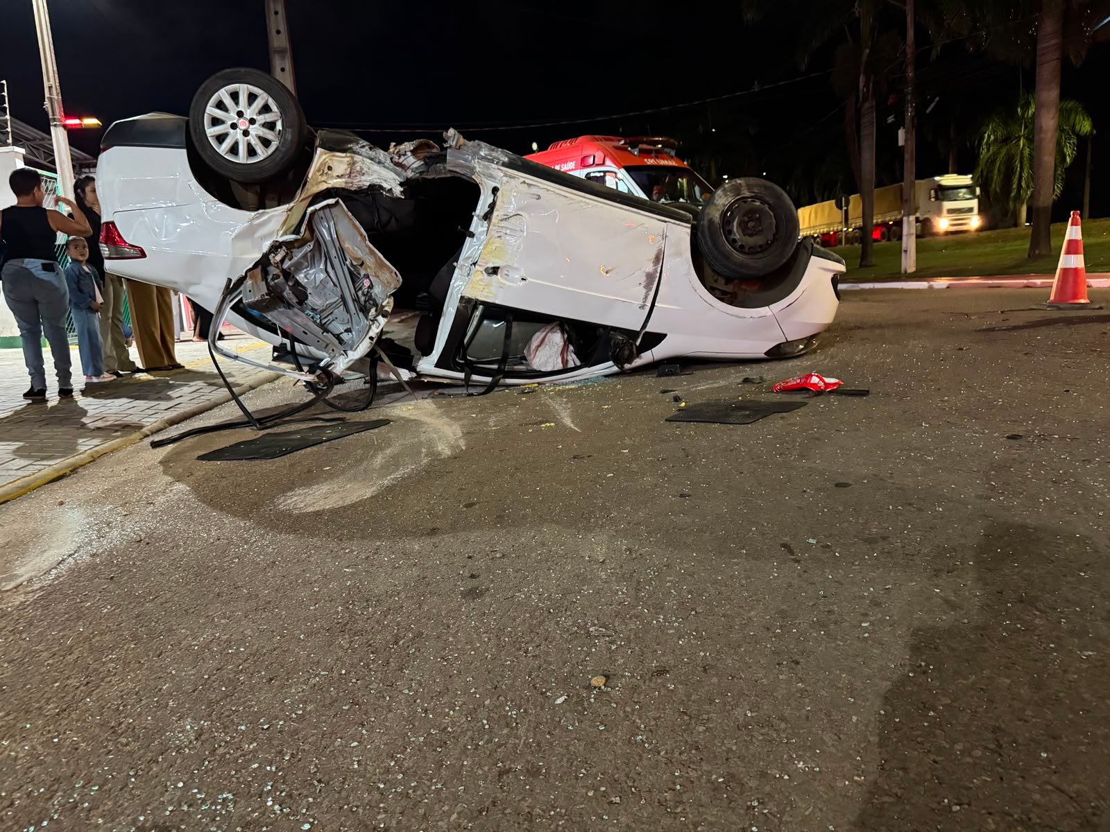 Carro capota em Primavera do Leste após motorista perder controle na Avenida São Paulo
