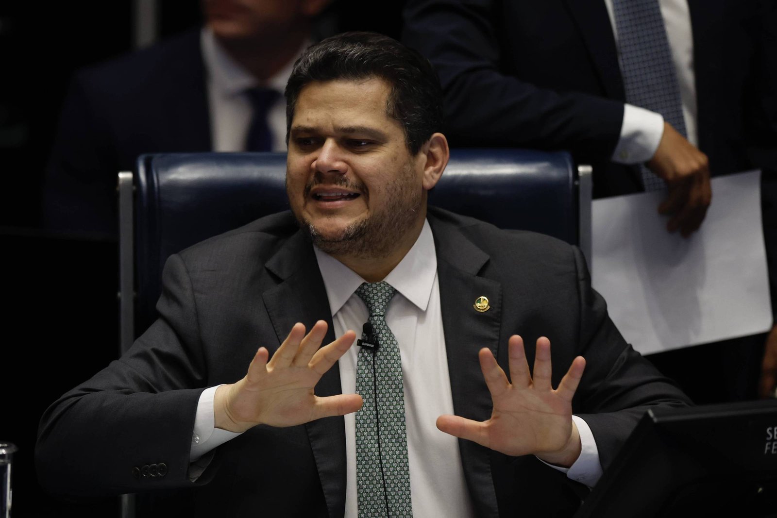 Alcolumbre propõe mudanças na PEC e adiamento do fim da escala 6x1