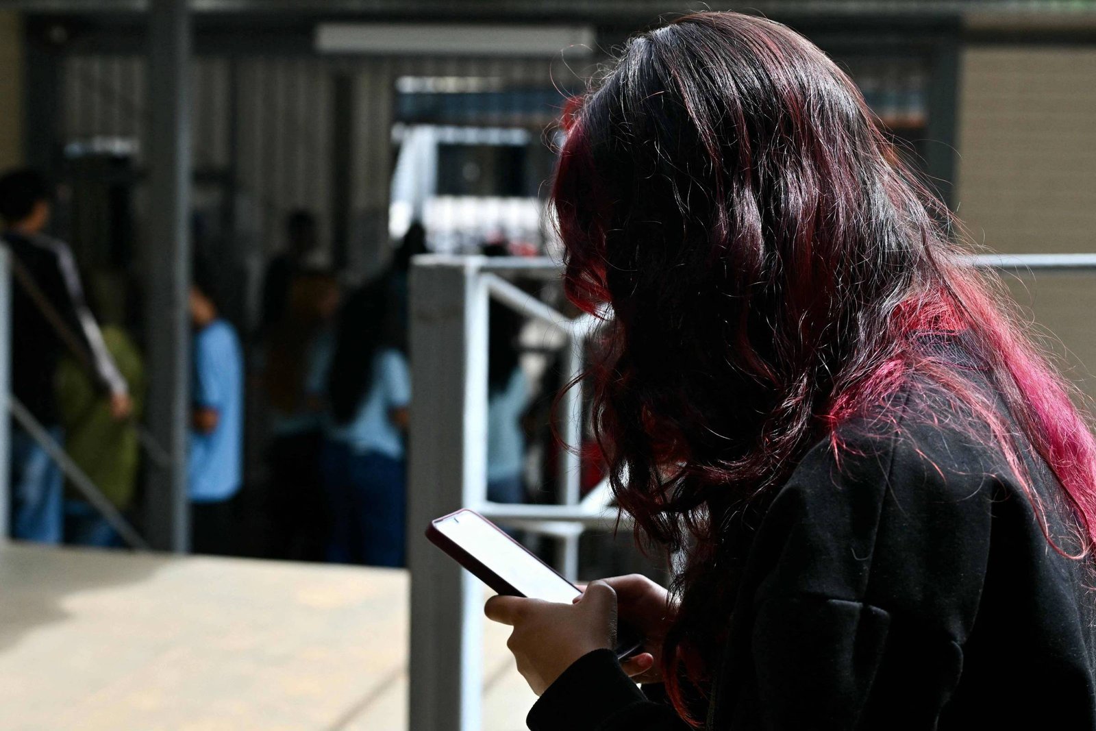 Emirados Árabes proíbem acesso de menores de 15 anos a redes sociais