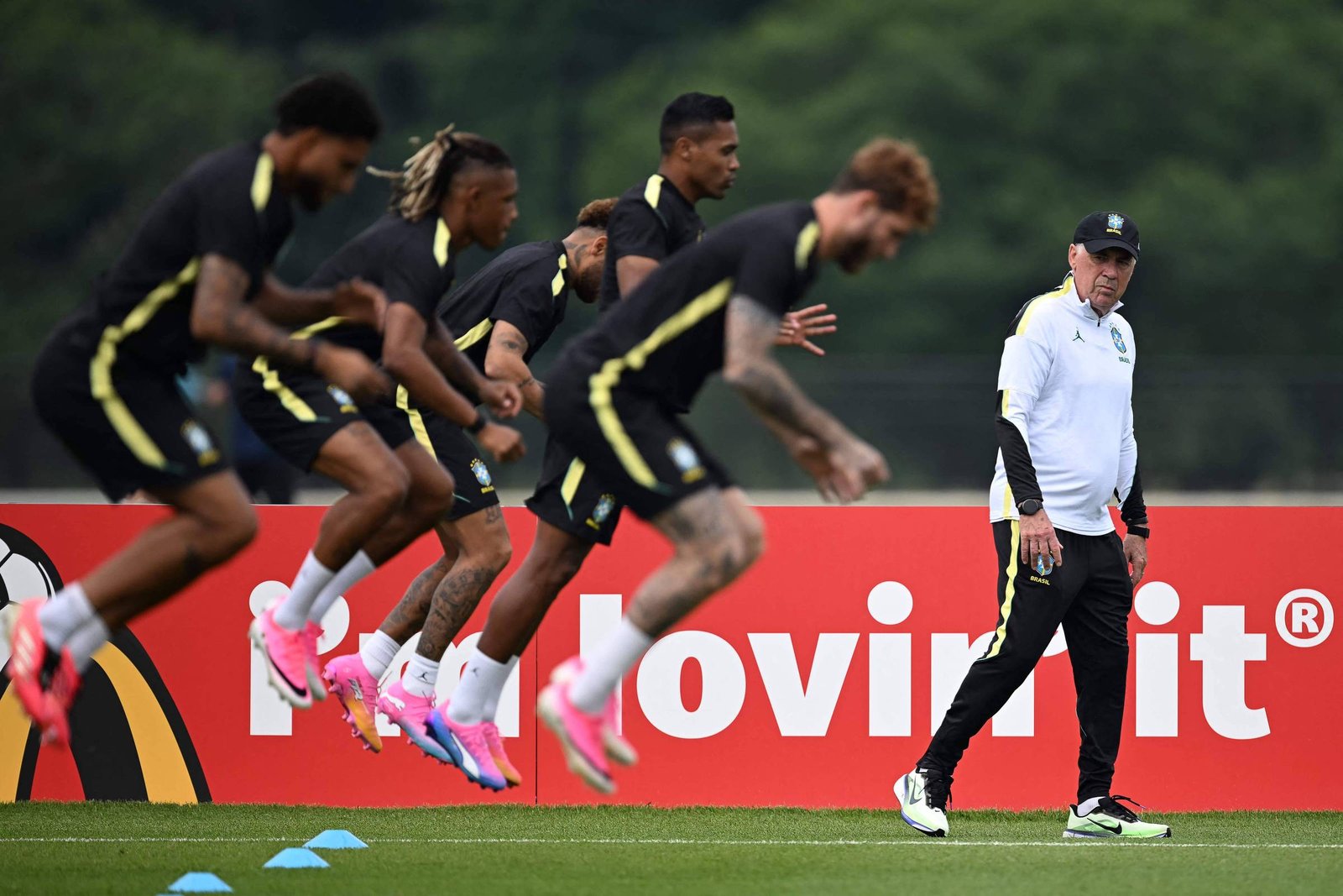 Ancelotti faz ajustes finais no treino da seleção brasileira antes do confronto com o Haiti