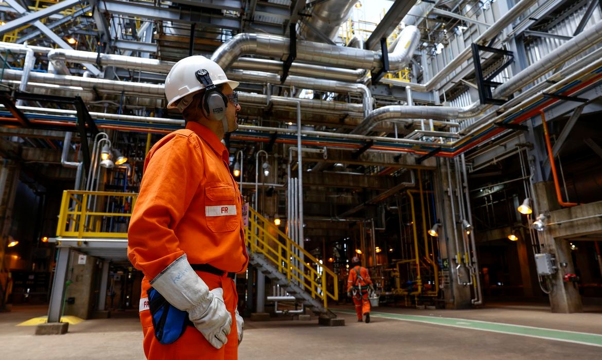 Economia brasileira registra crescimento de 0,1% em abril, aponta FGV