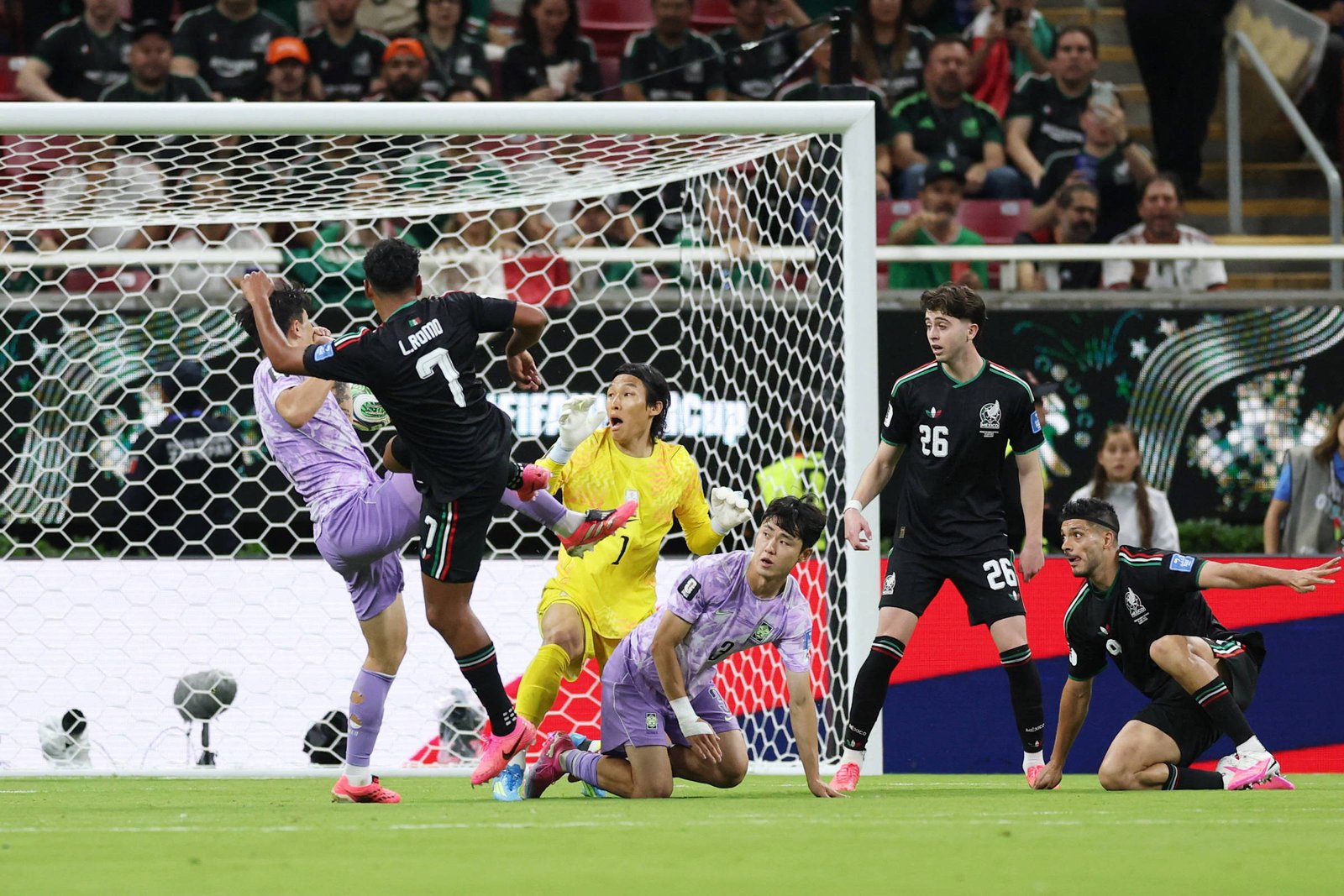 México avança na Copa do Mundo após falha do goleiro sul-coreano