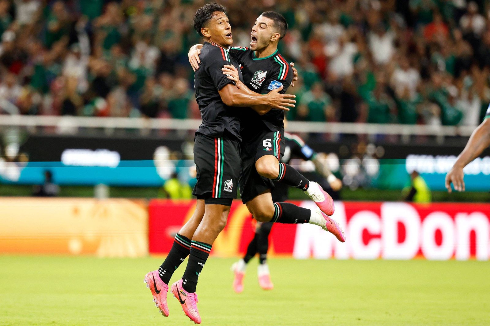 México avança e Canadá faz história em dia de lesão grave