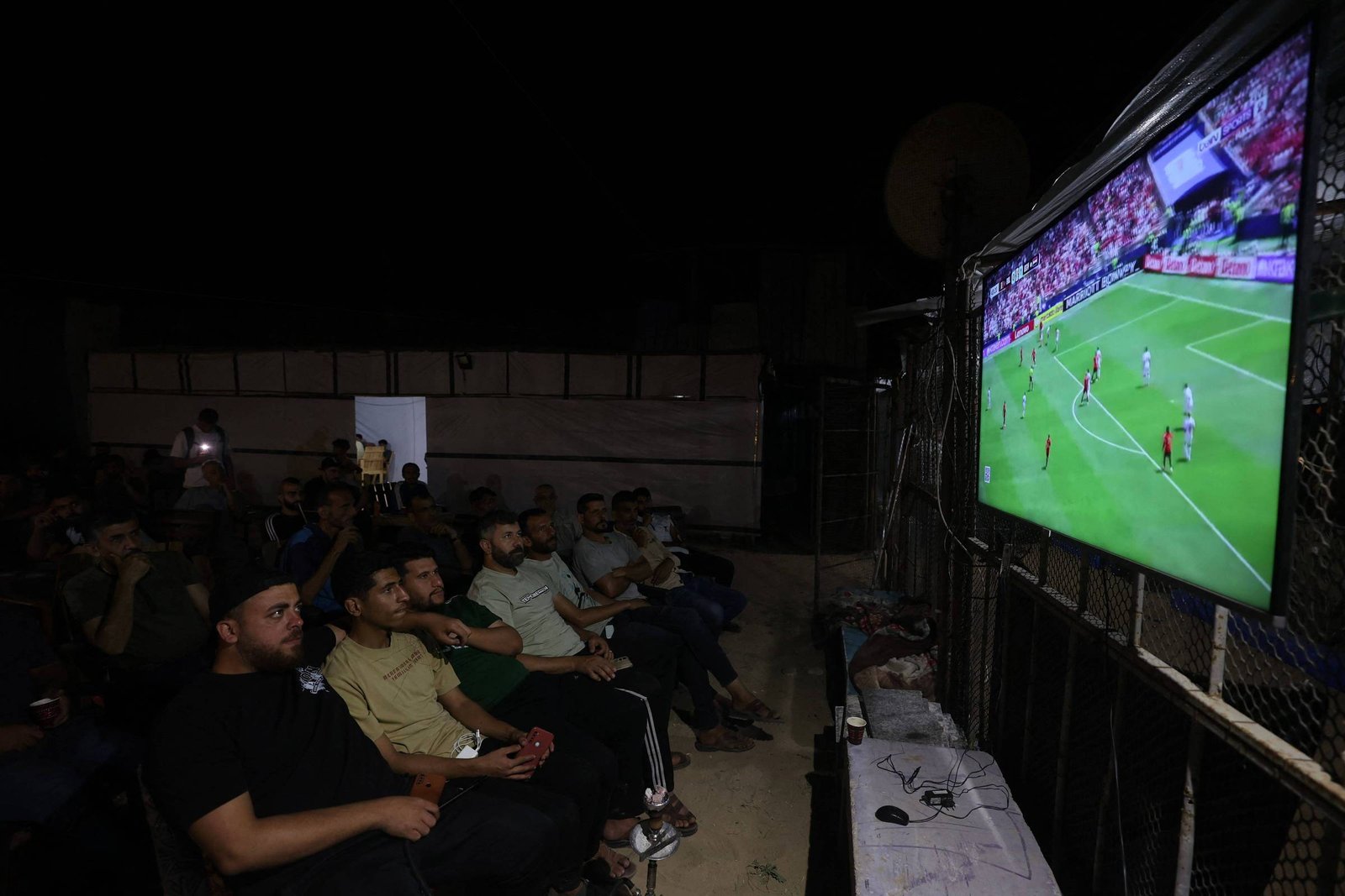 Palestinos assistem à Copa do Mundo em meio a ruínas e dificuldades em Gaza