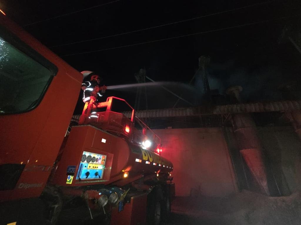 Incêndio atinge secador de grãos em Campo Verde e mobiliza bombeiros por horas