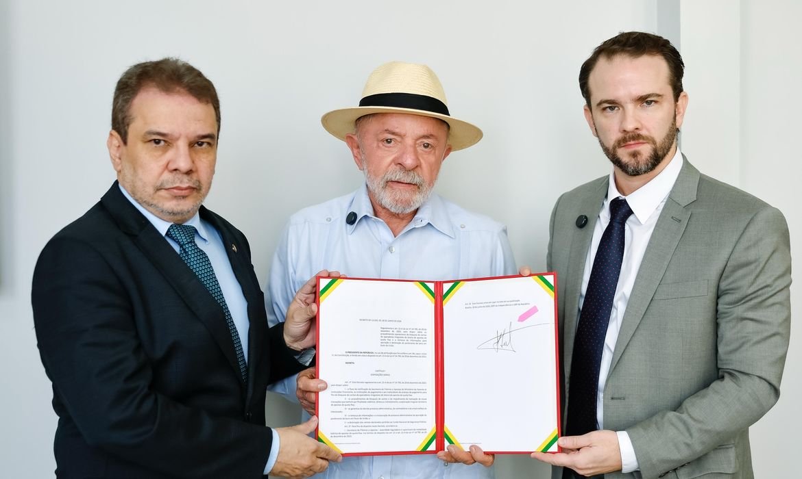 Lula assina decreto que bloqueia recursos de apostas ilegais para combate ao crime organizado