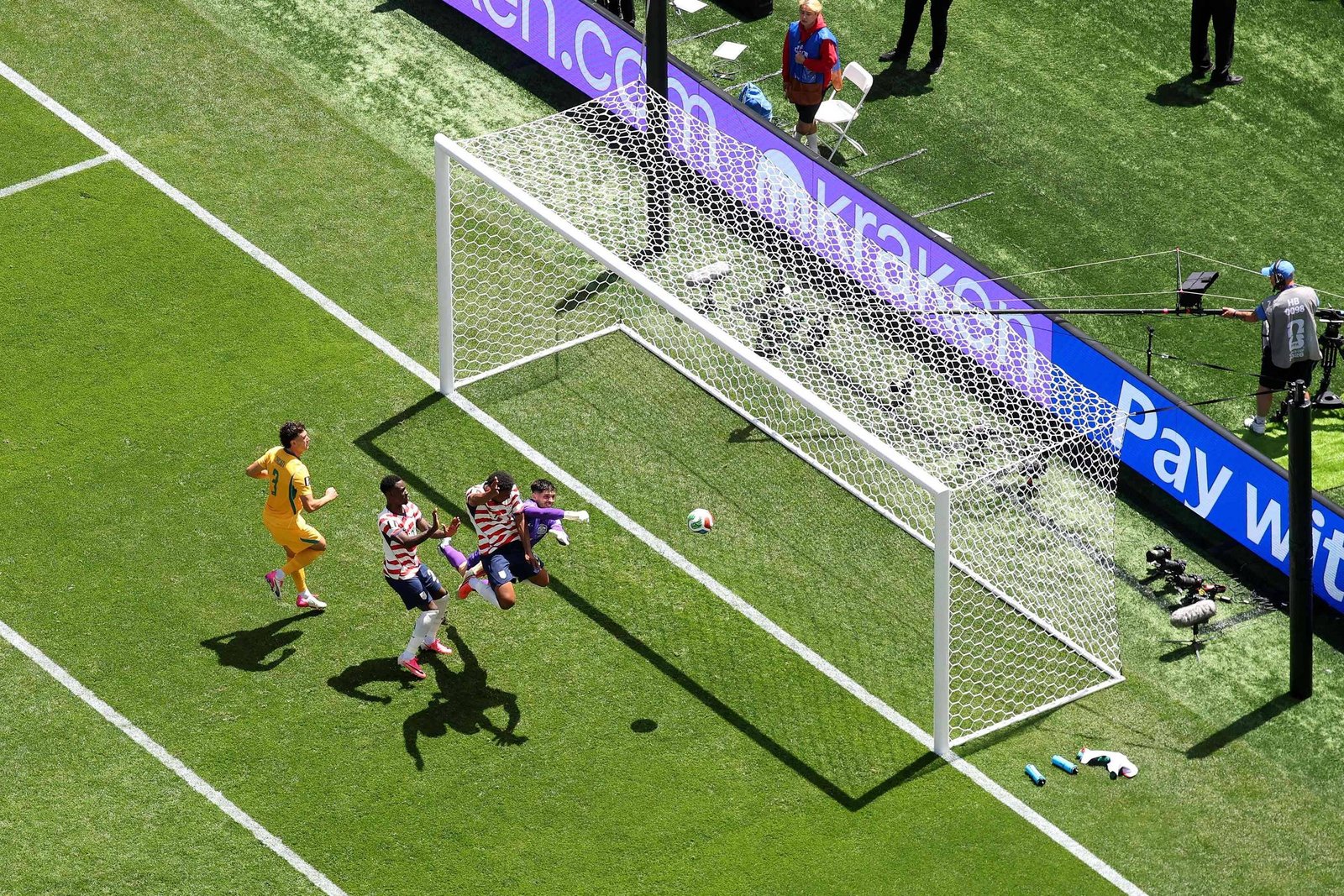 Estados Unidos vence Austrália por 2 a 0 e avança para os mata-matas da Copa do Mundo