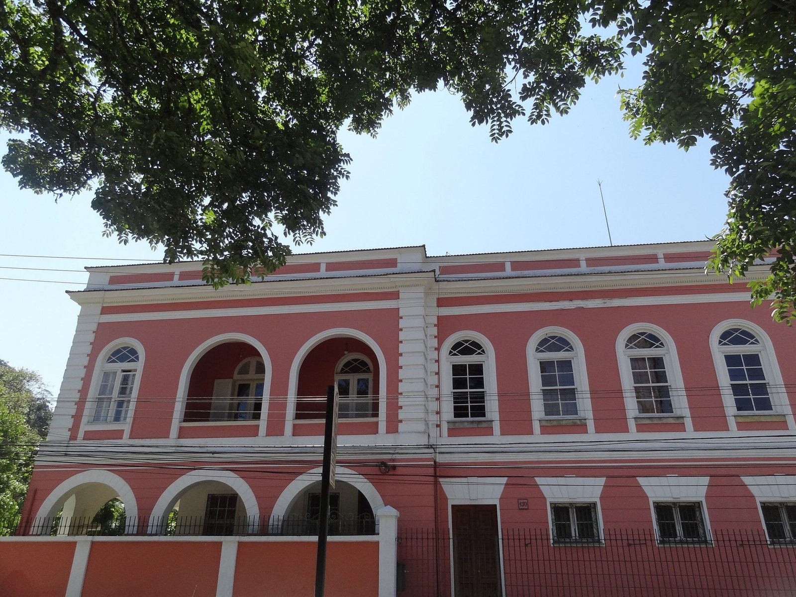 Conflito entre herdeiros da monarquia brasileira é decidido na Justiça após príncipe ser barrado em palácio
