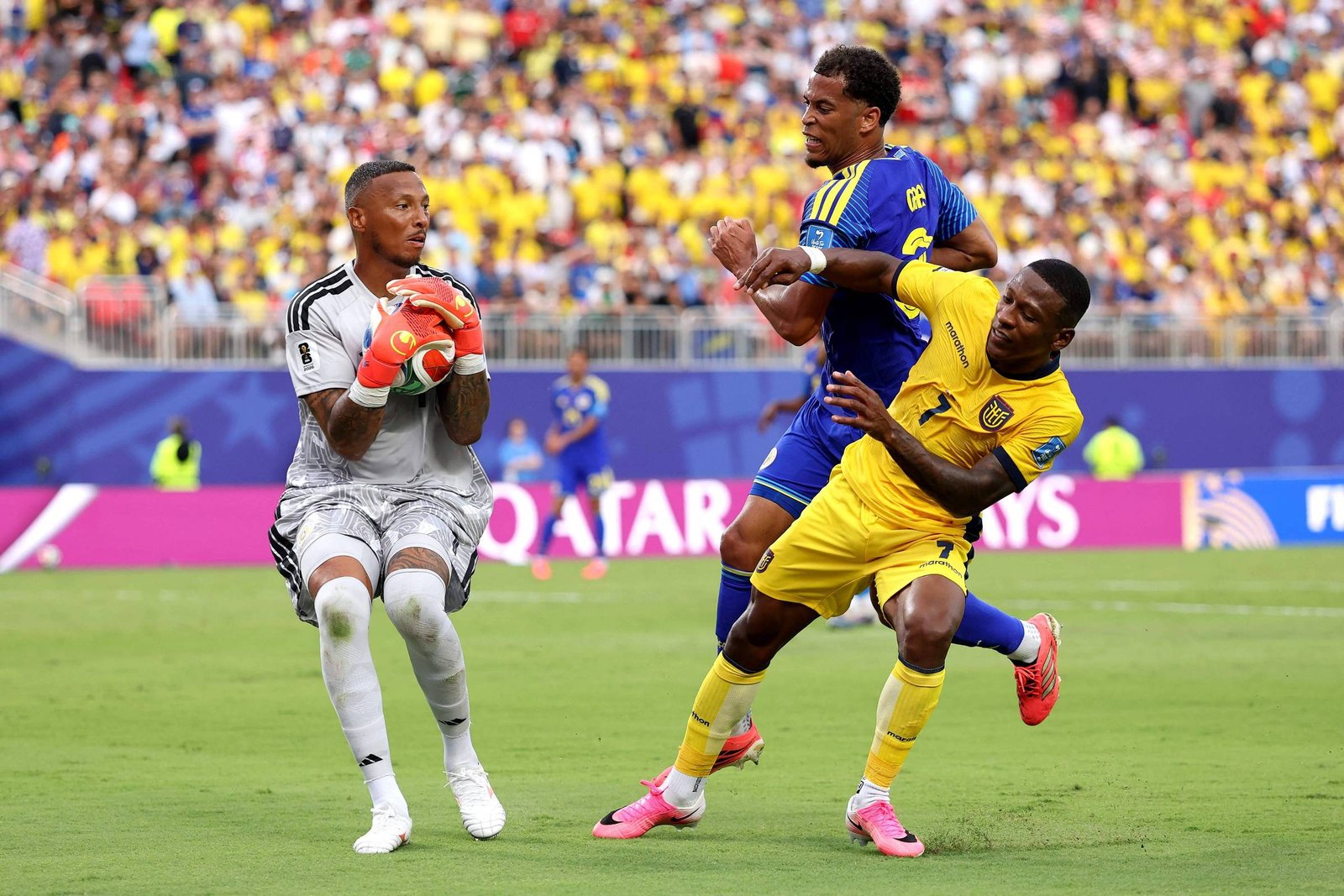 Goleiro de Curaçao brilha e garante ponto histórico na Copa do Mundo