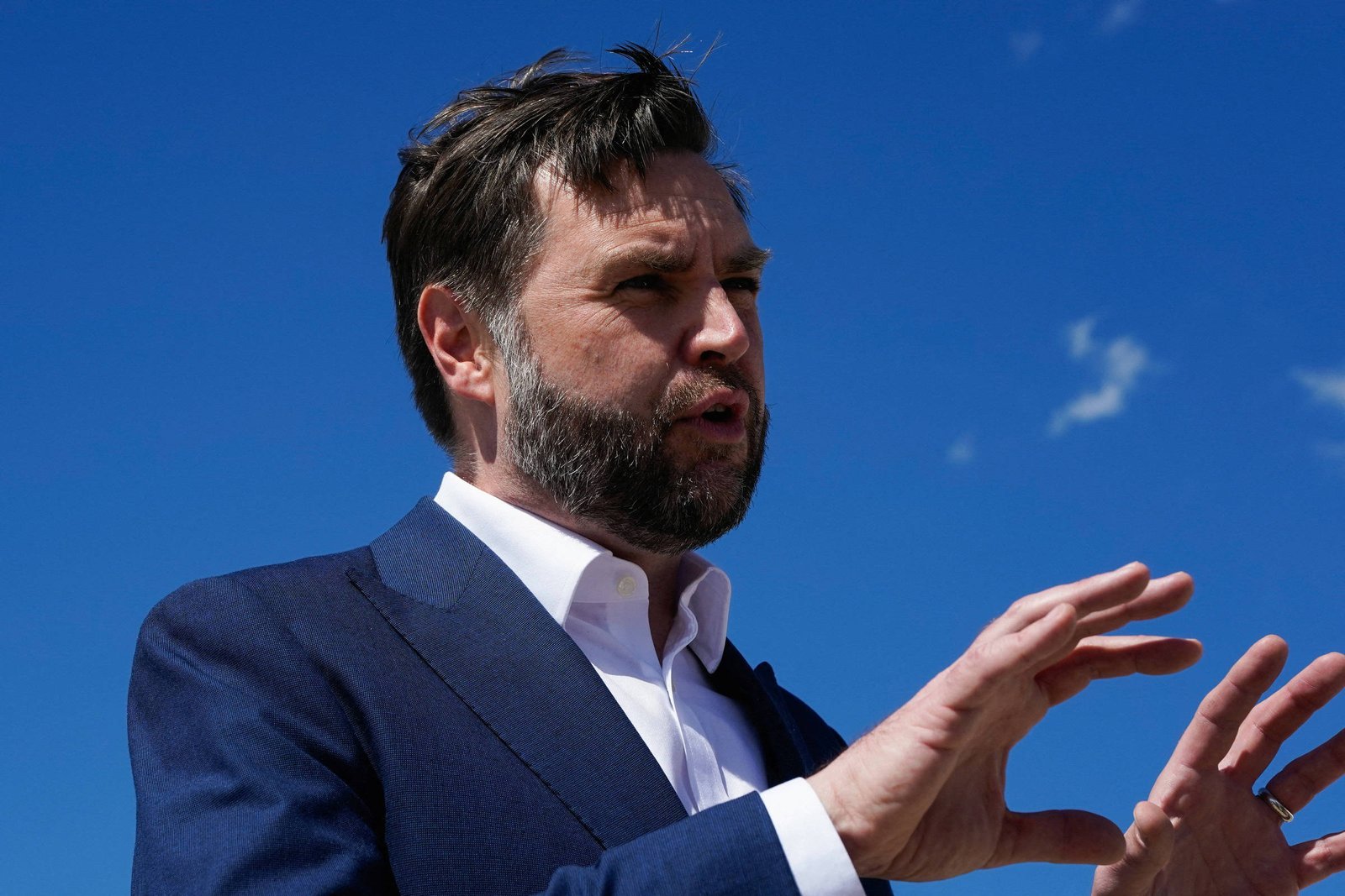 Vice-presidente dos Estados Unidos JD Vance chega à Suíça para negociações com o Irã
