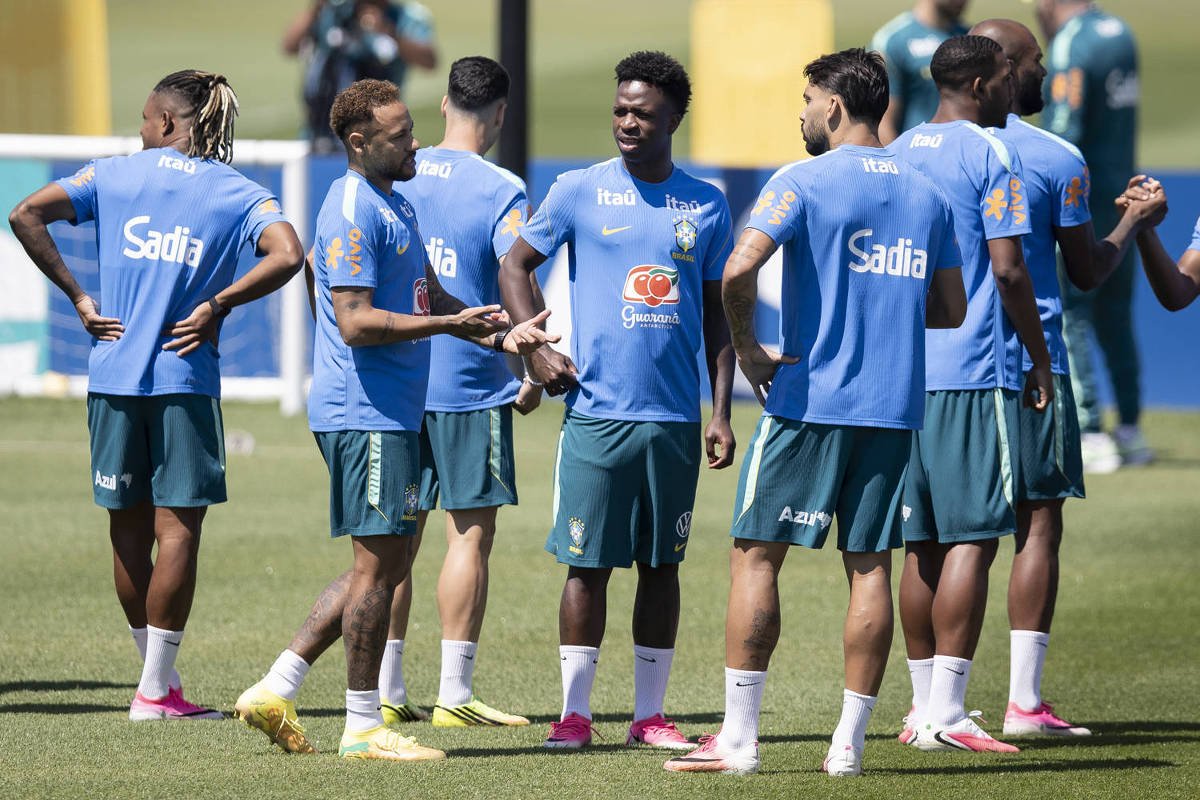 Ancelotti poupa titulares e Neymar treina com a seleção brasileira