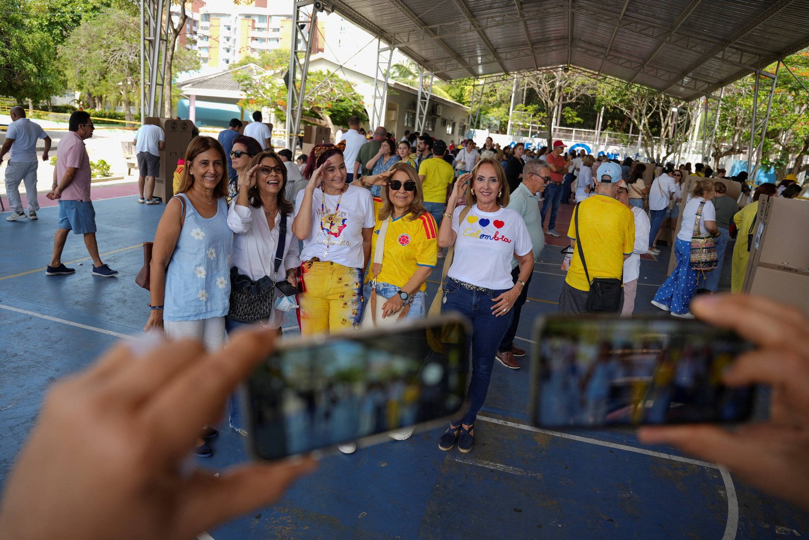 Urnas fecham na Colômbia e contagem de votos entre ultradireitista e aliado de Petro começa