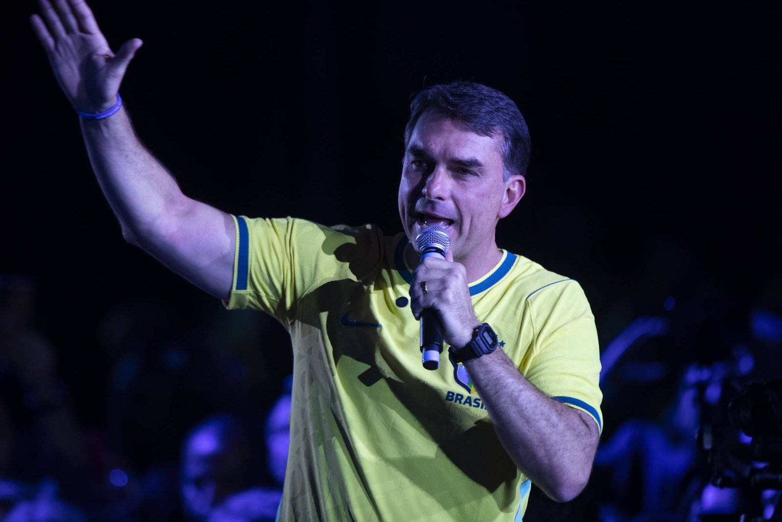 Flávio Bolsonaro celebra vitória de Espriella na Colômbia e destaca força da direita