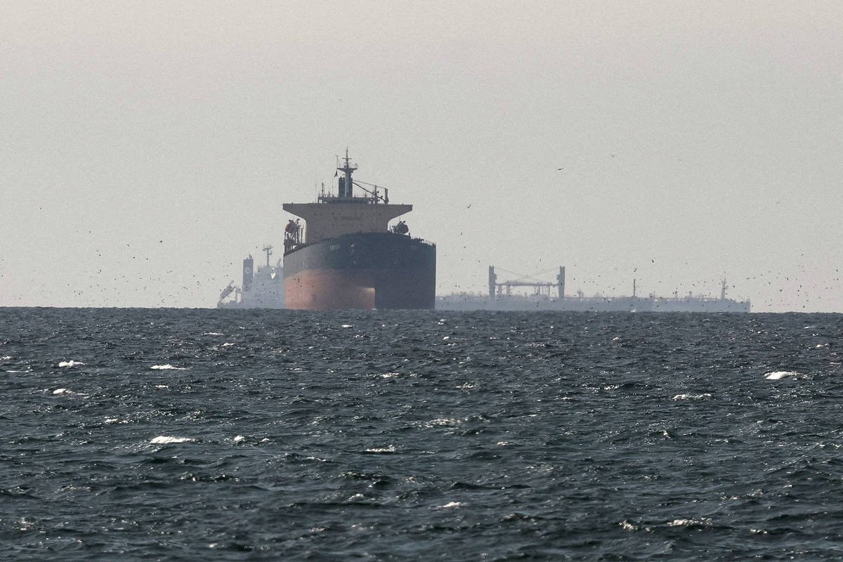 Petróleo inicia semana em alta após fechamento do estreito de Hormuz pelo Irã