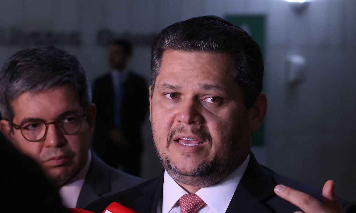 Alcolumbre mantém PEC 6x1 parada em semana esvaziada no Senado