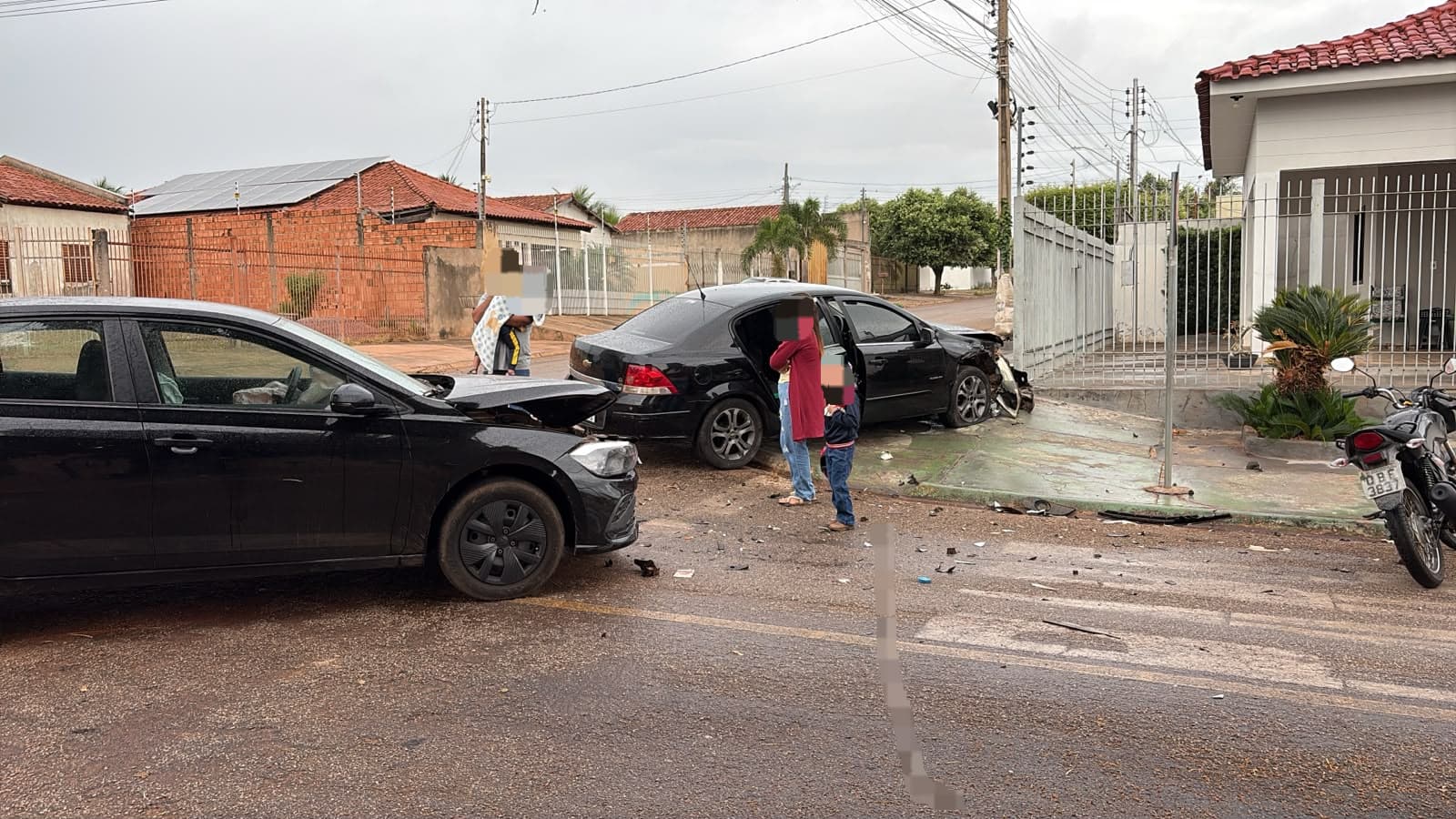 Acidente entre dois carros causa danos em cruzamento de Rondonópolis