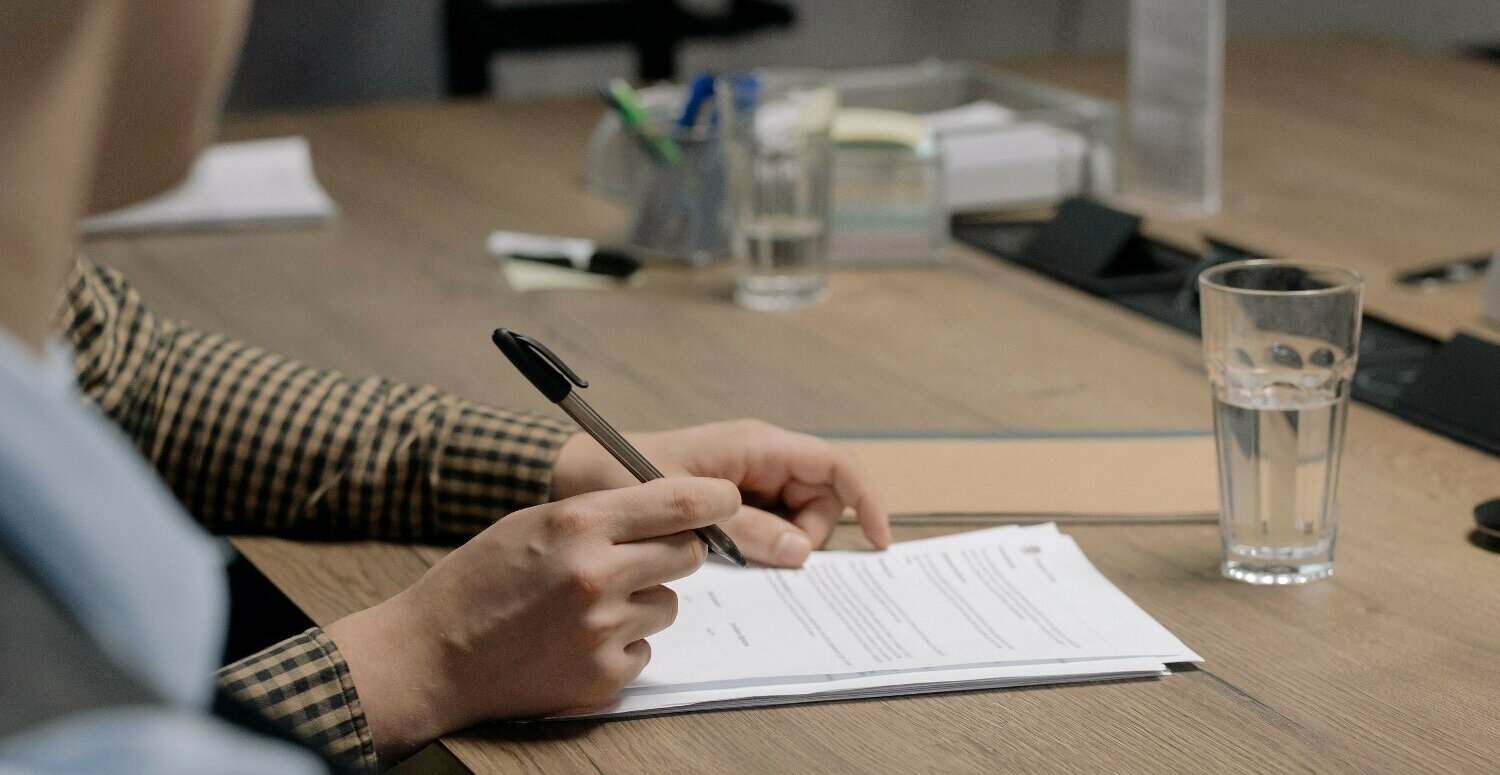Início da revisão de contratos para a reforma tributária no Brasil