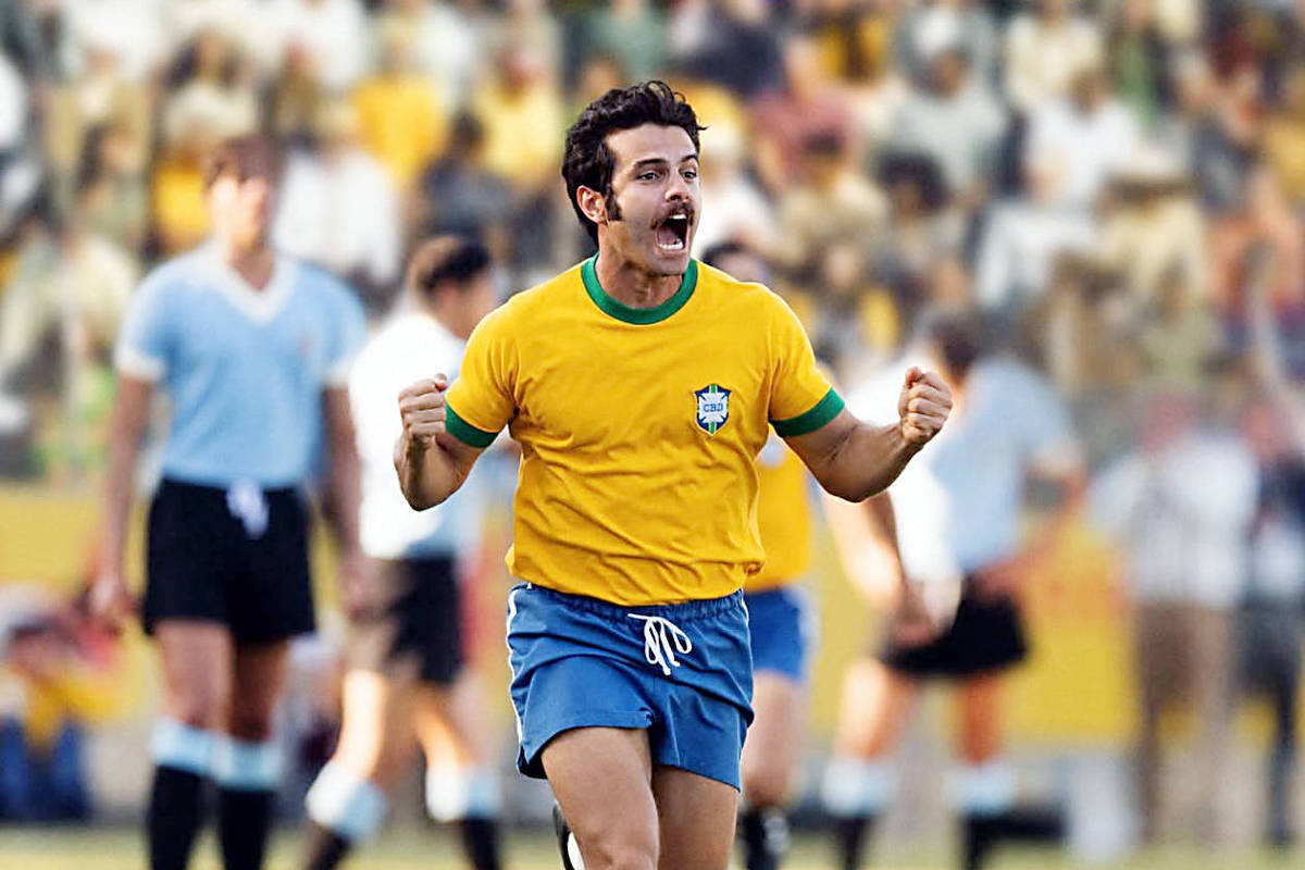 Ator que interpreta Rivellino em série da Netflix critica a perda da paixão pelo futebol