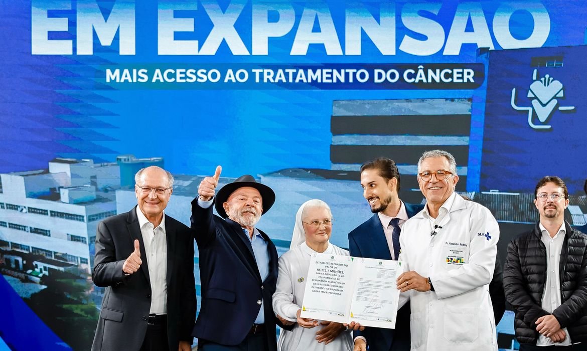 Lula entrega novos aparelhos de radioterapia em São Paulo