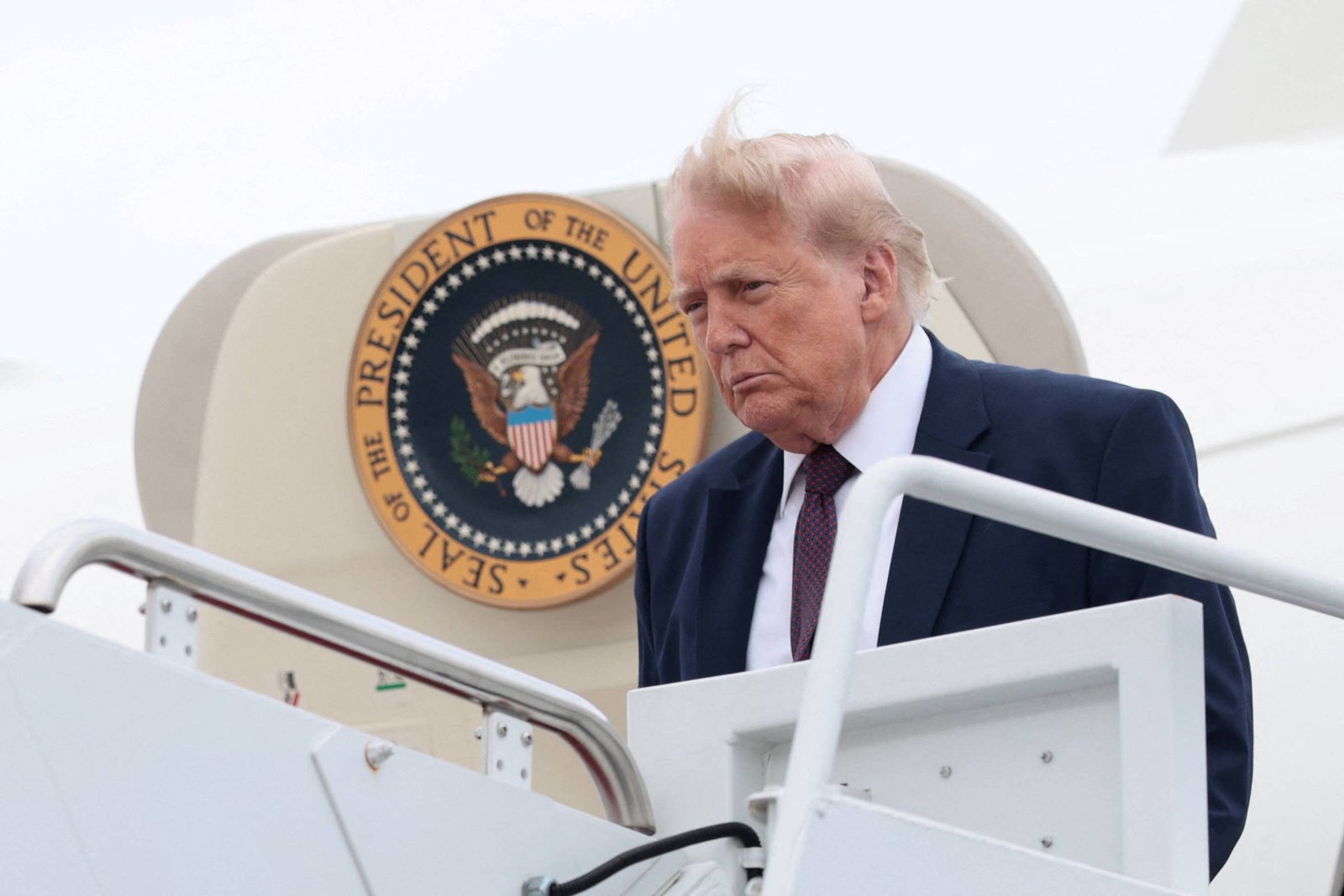 Aprovação de Trump cai para 34%, o menor índice do seu segundo mandato, aponta pesquisa