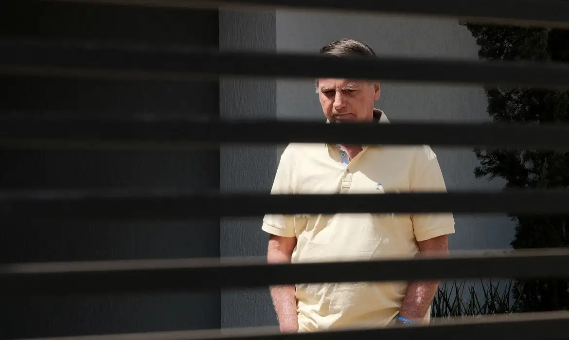 Bolsonaro depõe sobre apreensão de arma em blitz e nega intenção de infringir a lei