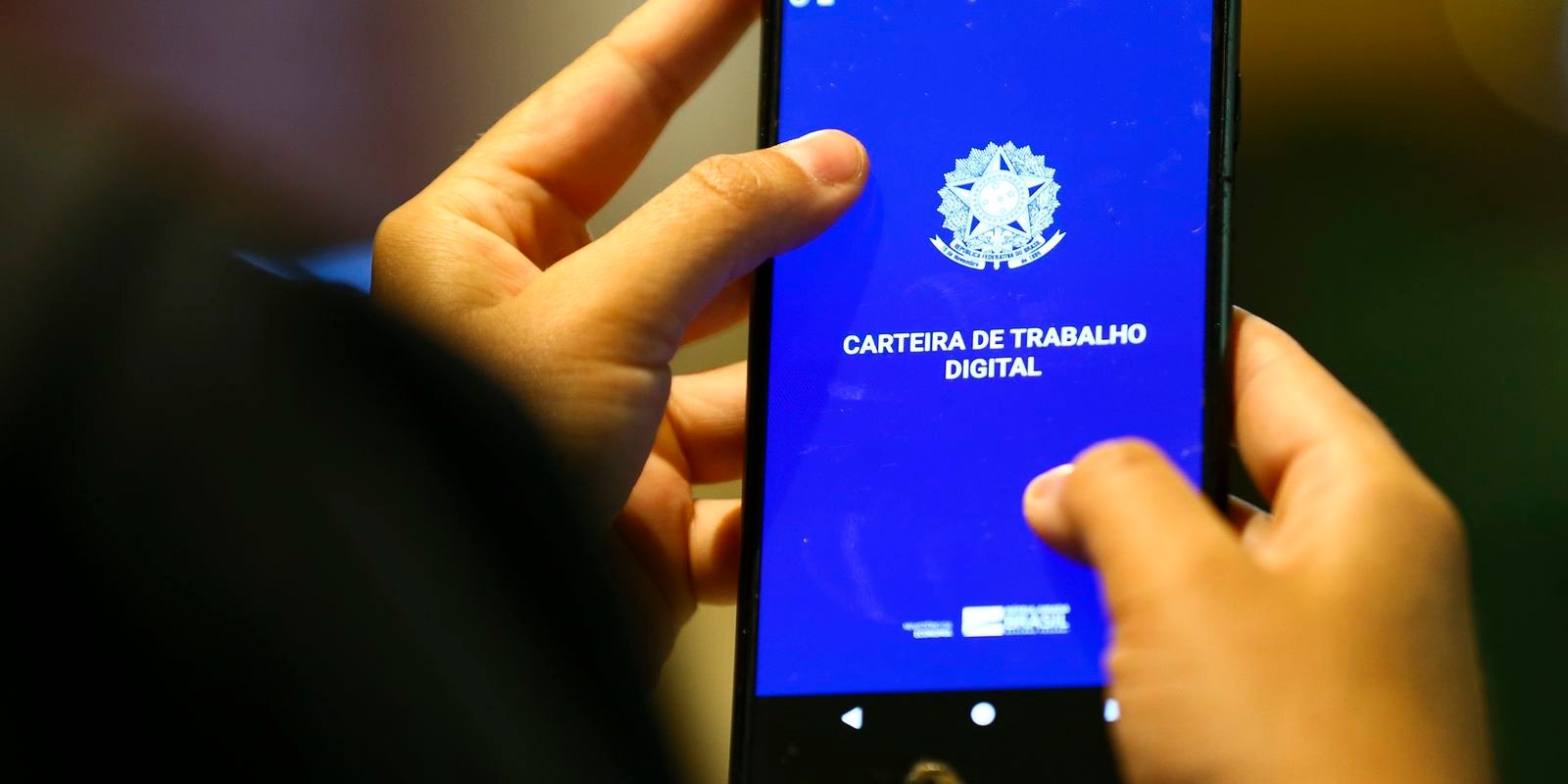 Mercado de trabalho formal cresce 3,6% e setor público lidera aumento