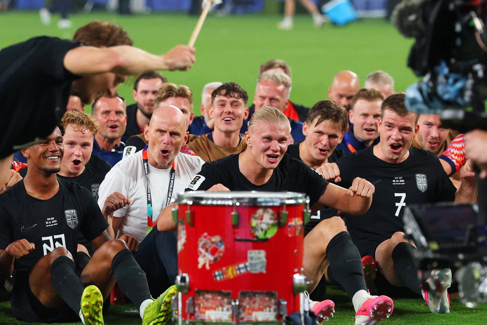 Remada viking da Noruega provoca reações na Suécia e Dinamarca durante a Copa