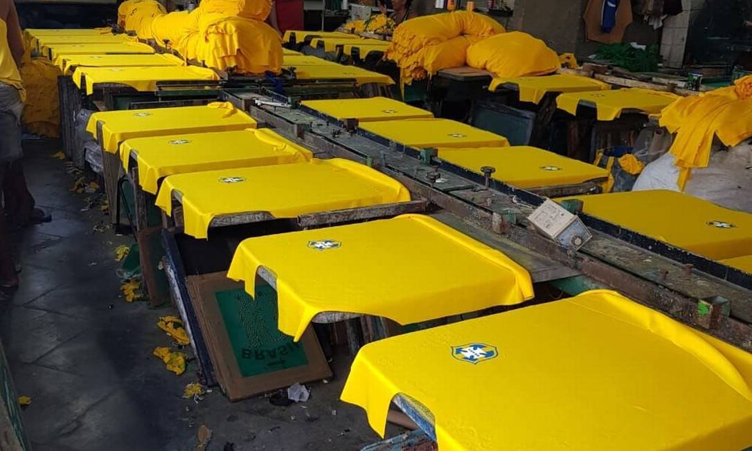 Mercado de camisas falsas da seleção brasileira: como a ilegalidade prospera?