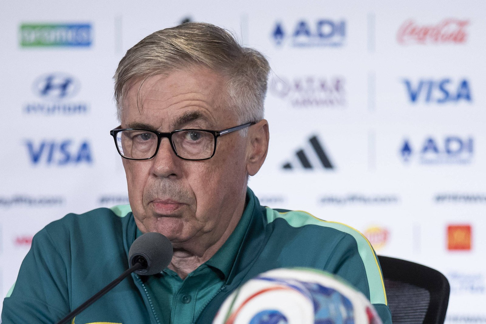 Ancelotti celebra conexão com o Brasil ao cantar hino nacional
