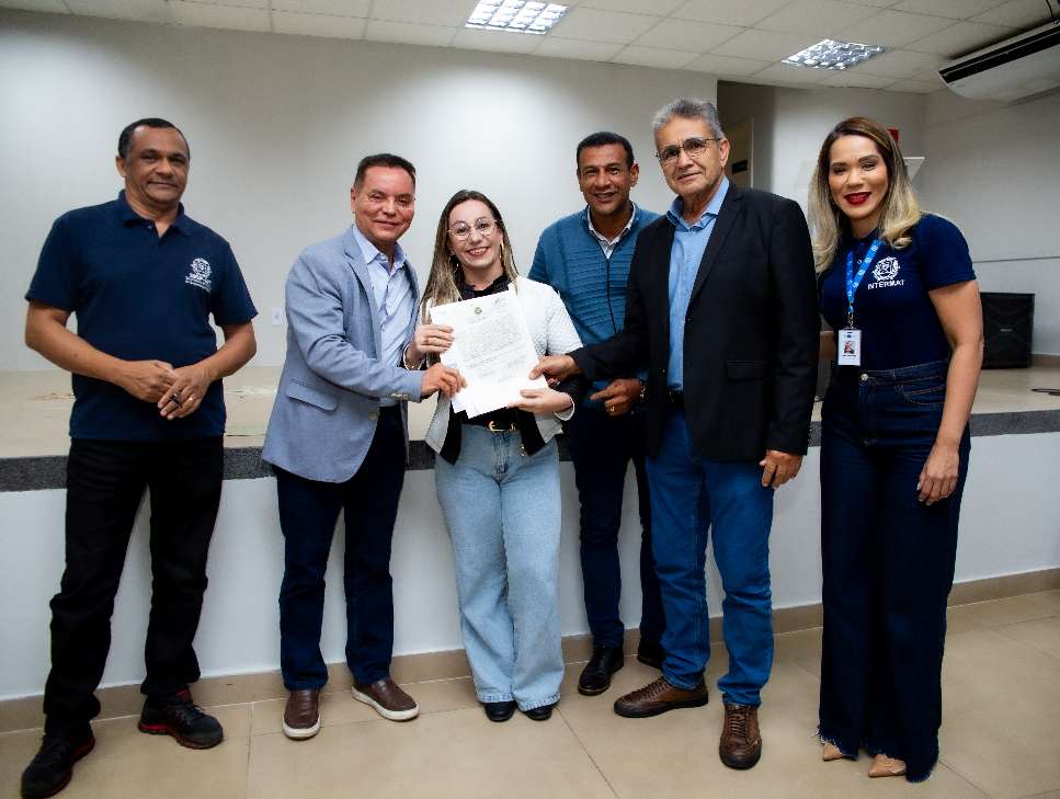 Eduardo Botelho e Intermat entregam 101 escrituras a moradores do Residencial Pomeri
