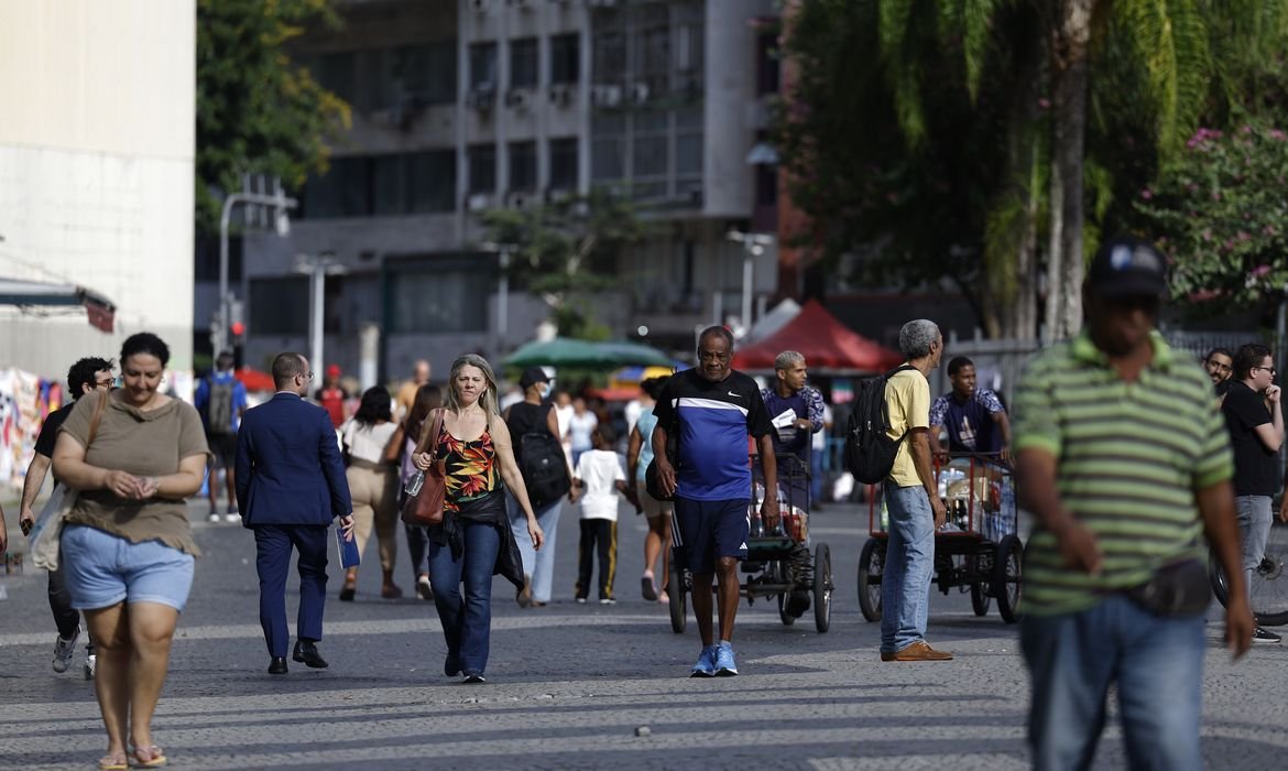 Disparidade salarial entre gêneros é menor em entidades sem fins lucrativos, aponta IBGE