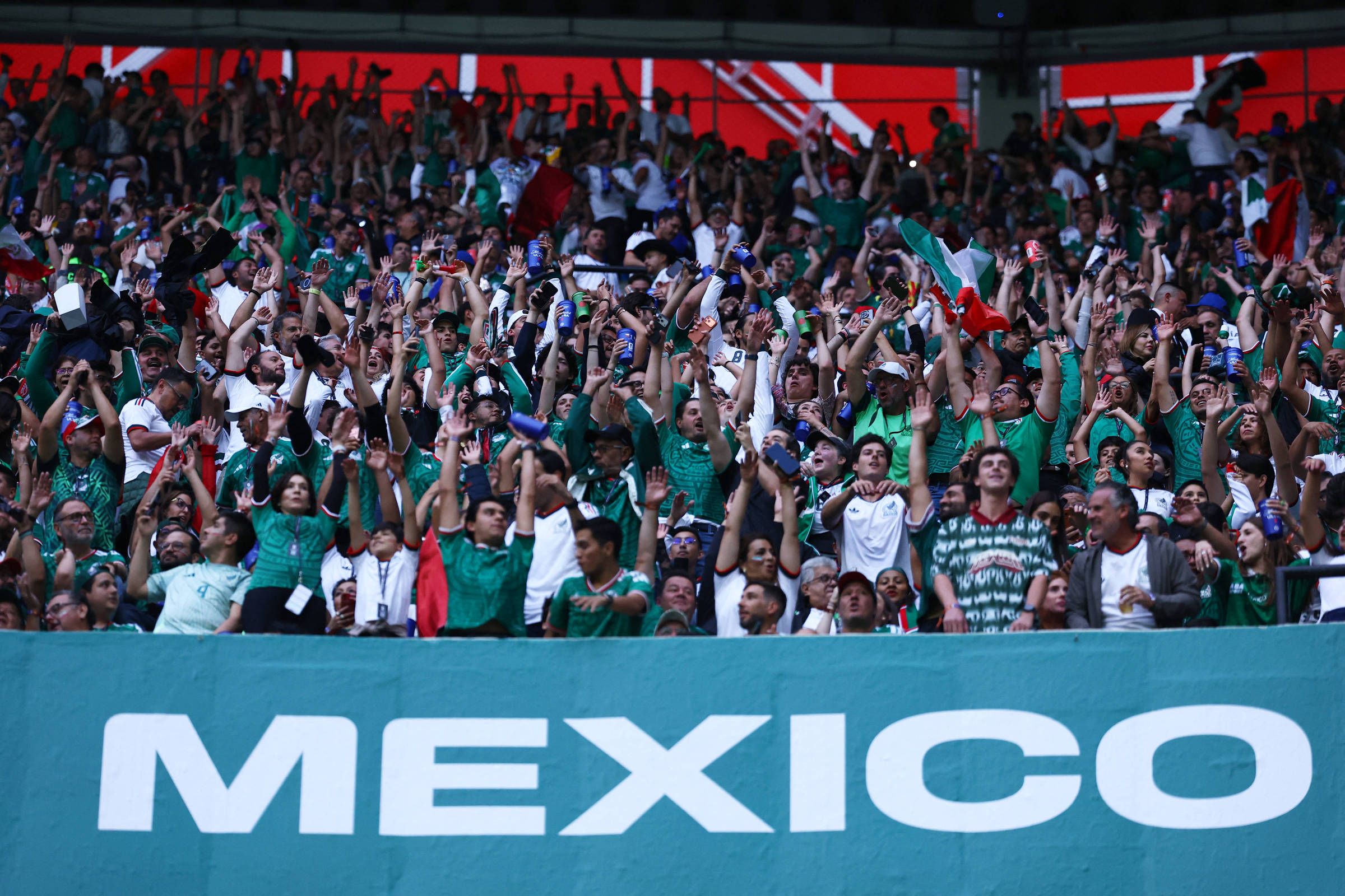 Torcida mexicana repete canto homofóbico na Copa do Mundo e gera novas sanções