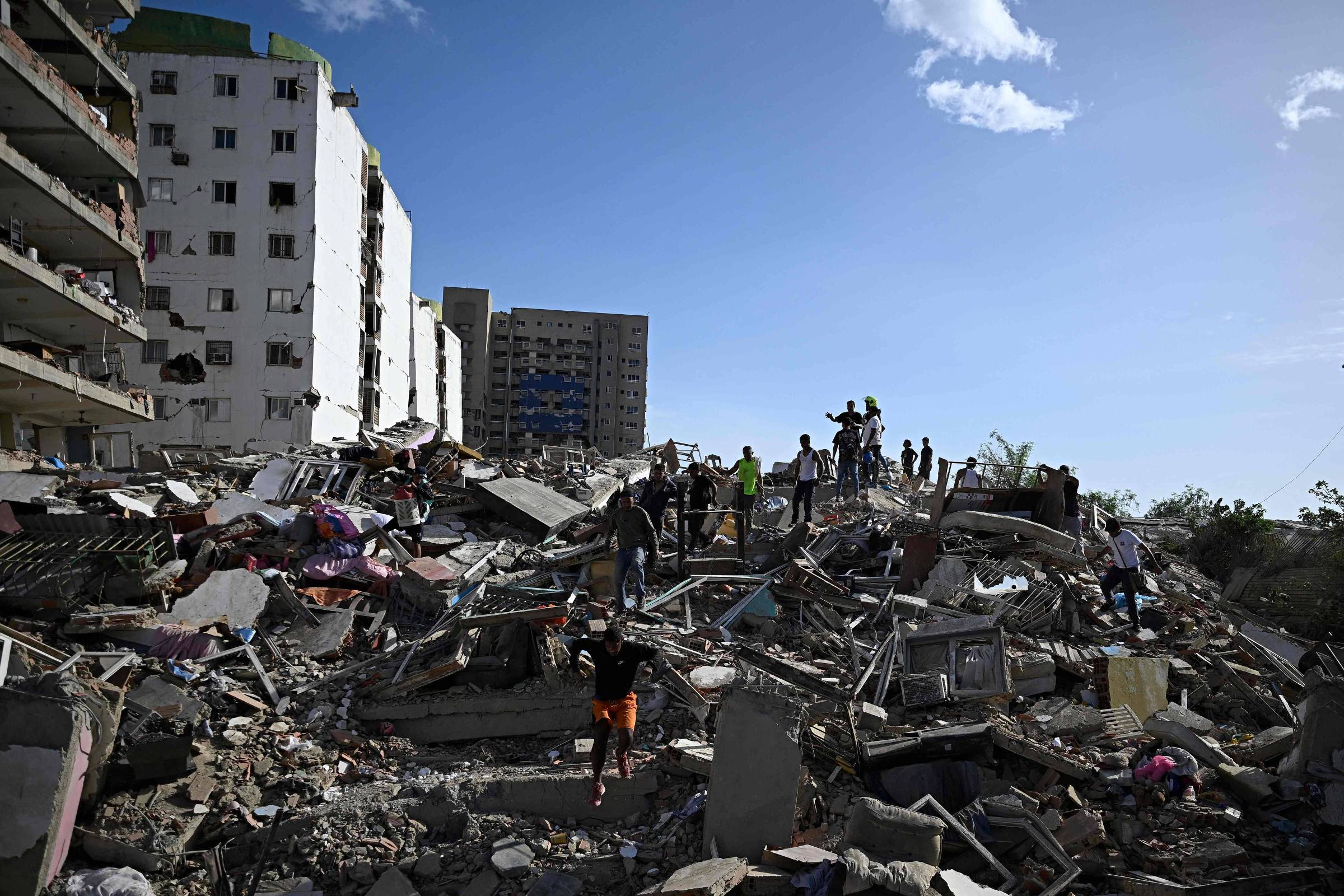 La Guaira enfrenta devastação após terremotos: cenário de guerra na Venezuela
