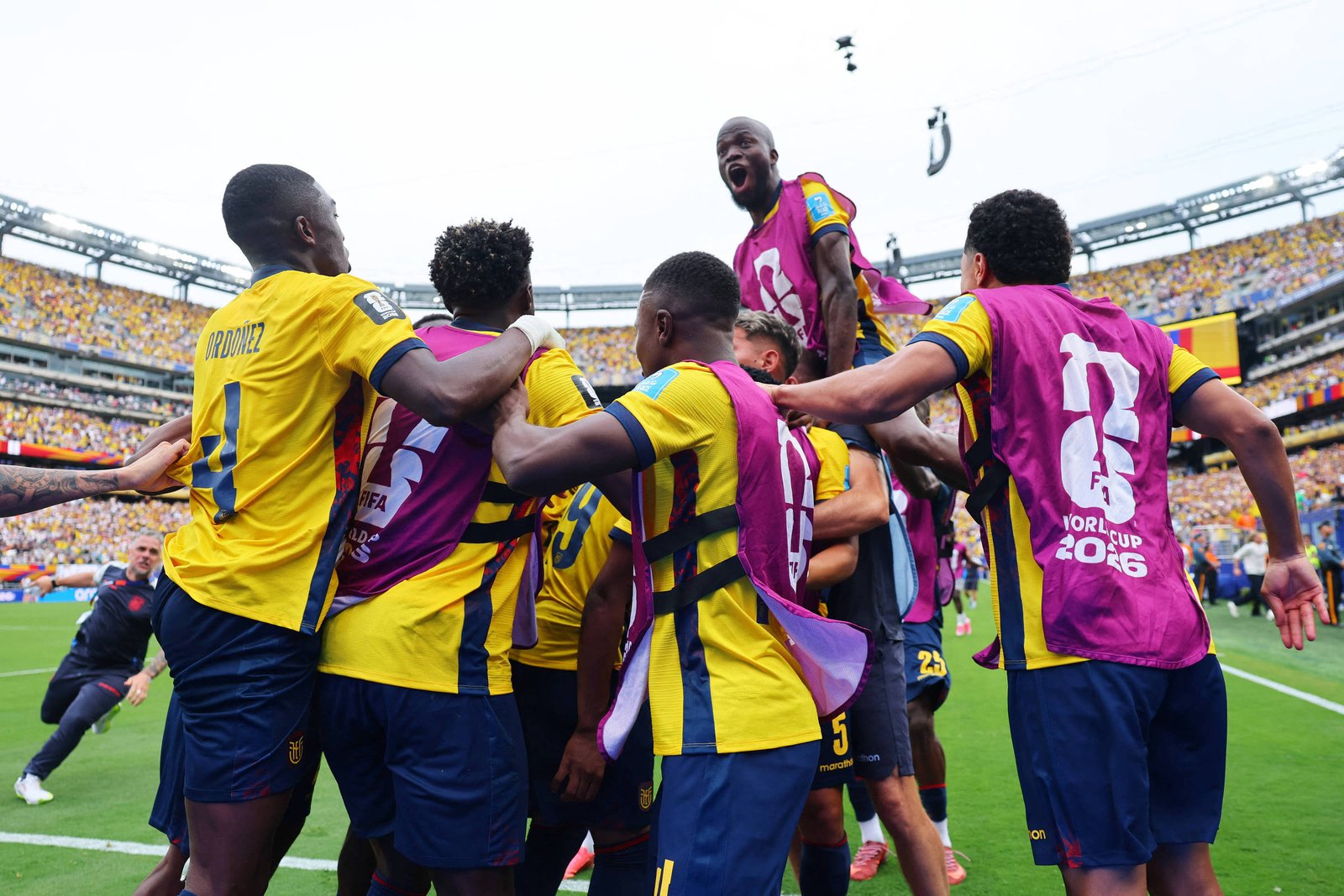 Equador supera Alemanha e avança para as oitavas; Costa do Marfim faz história