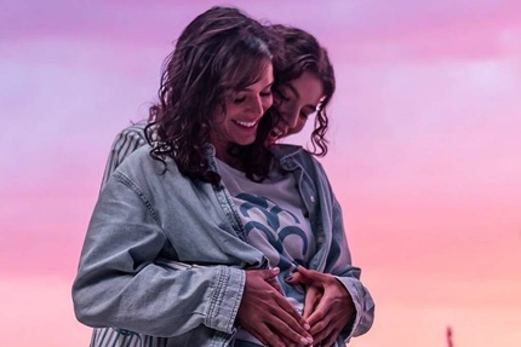 Bruna Marquezine retorna como protagonista em 'Amor da Minha Vida' e foto com Alanis Guillen gera burburinho